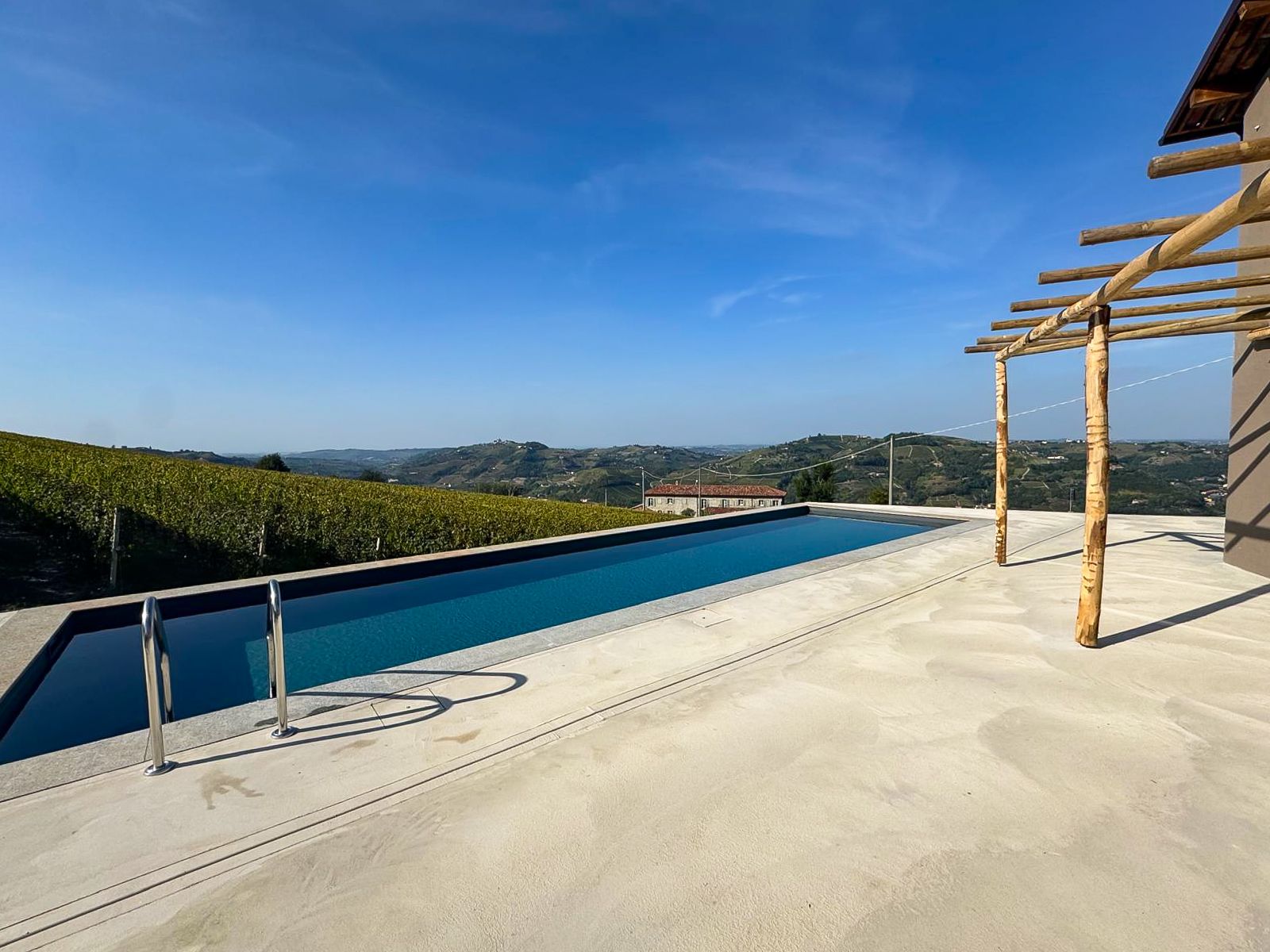 Villa Ginestra Isoletta Piemonte: 3 Bedroom Villa with Private Pool and Vineyard Views in Pied