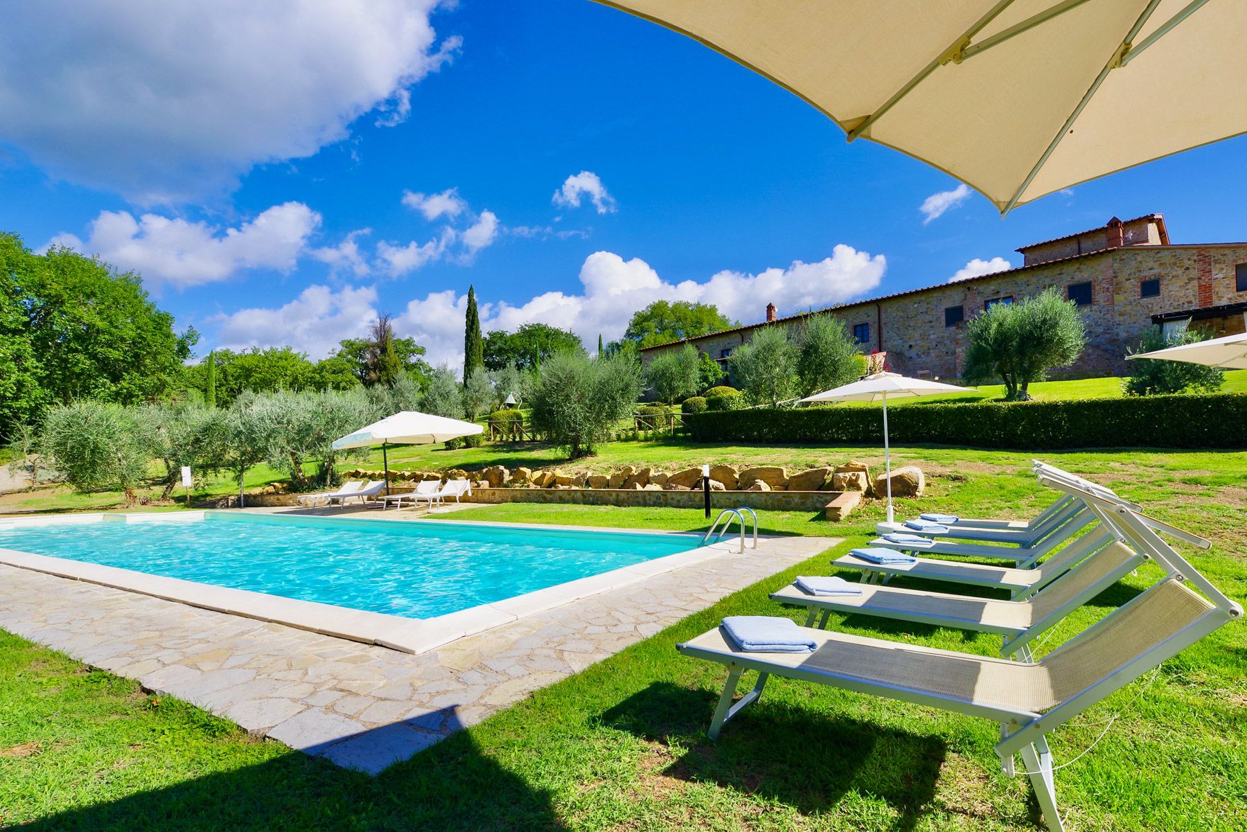 Villa Ginestra Volpaia Chianti: 3-Bedroom Tuscan Estate Retreat with Spa and Vineyard Views