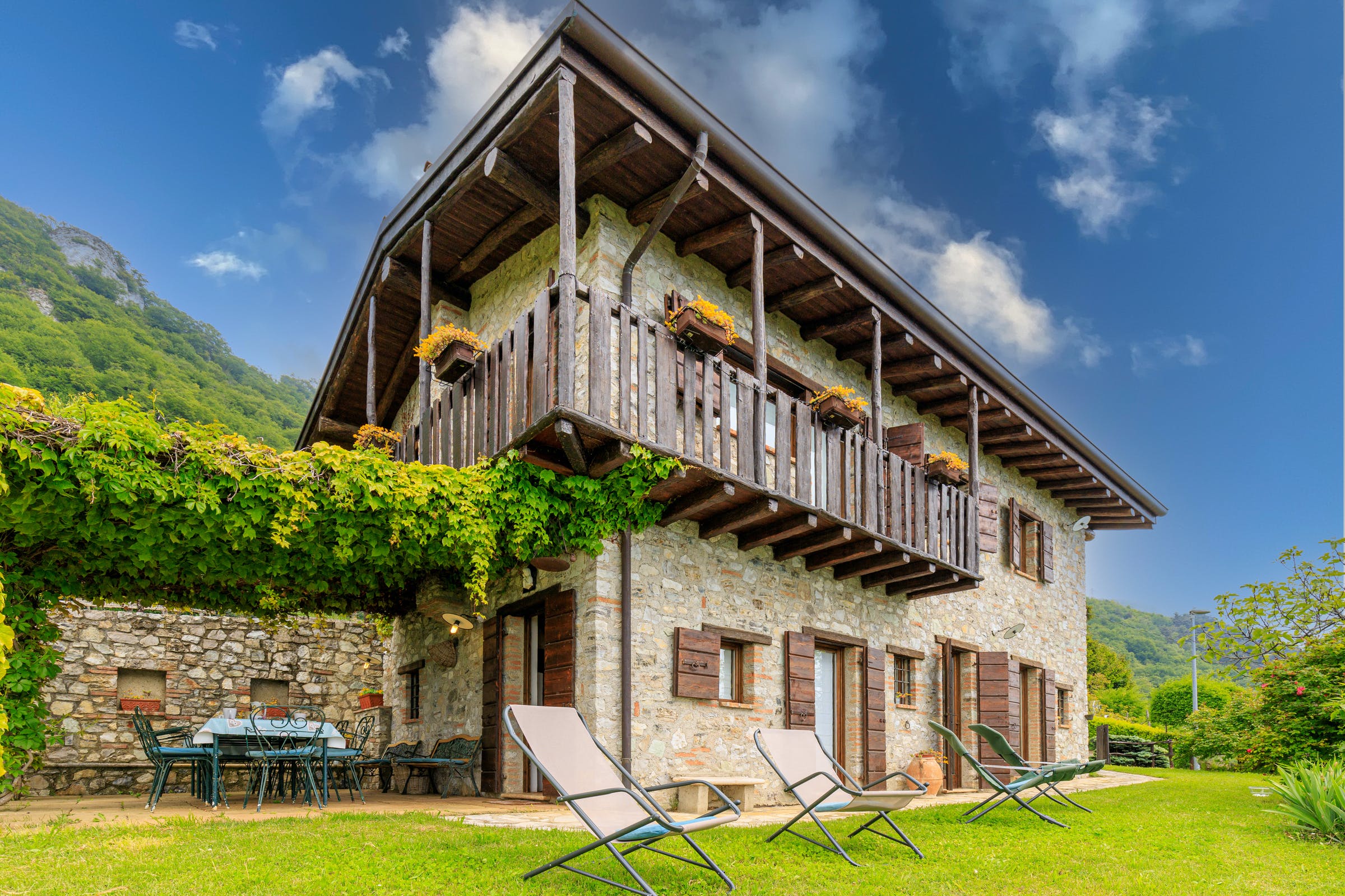 Villa Grecale Barcuzzi Brescia: Luxury 3-Bedroom Apartment with Sauna and Tennis Court, Brescia