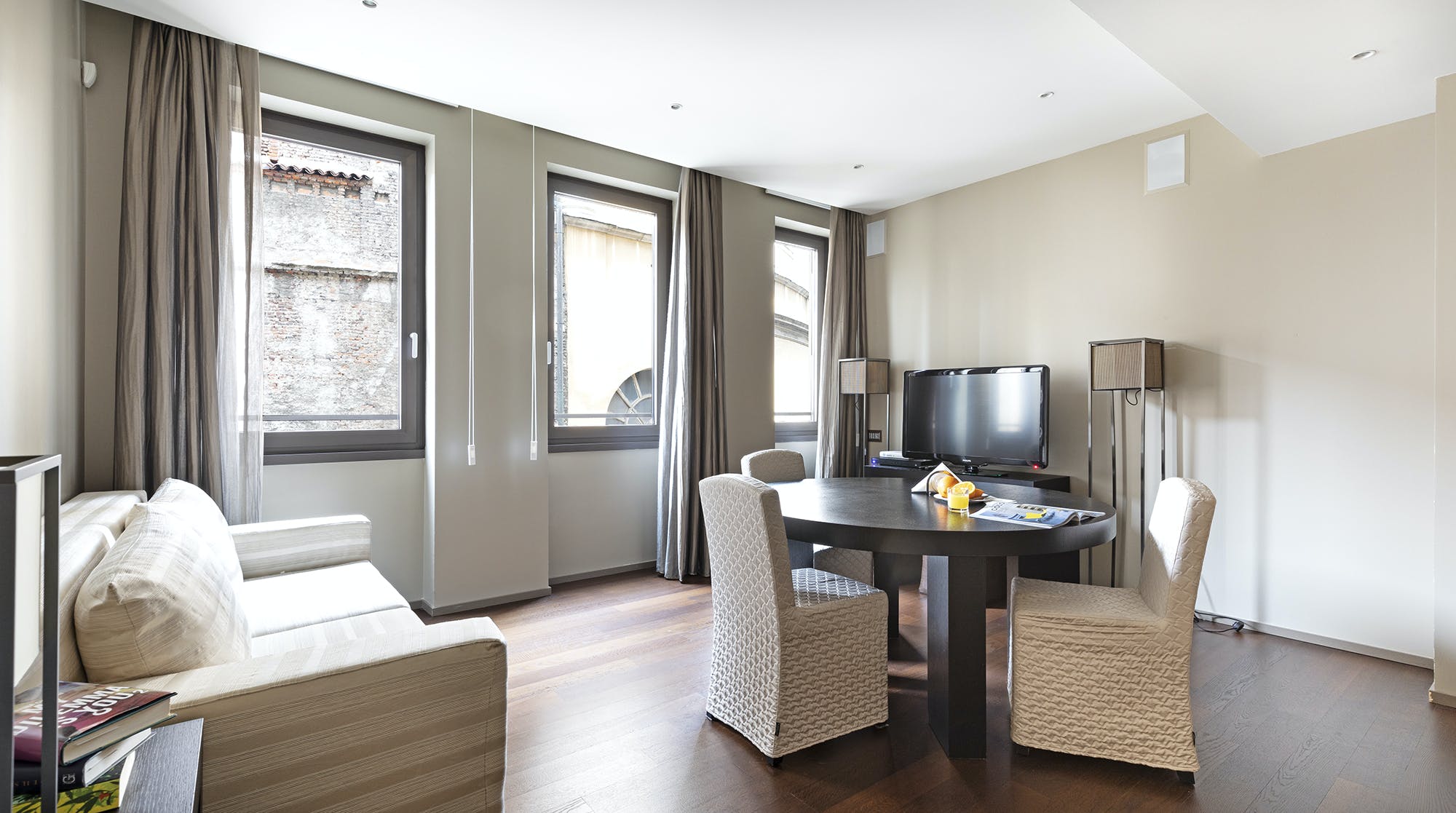 Villa Grecale Corso San Babila: Elegant 1-Bedroom Aparthotel with Air-Con and WiFi, Milan San Babila