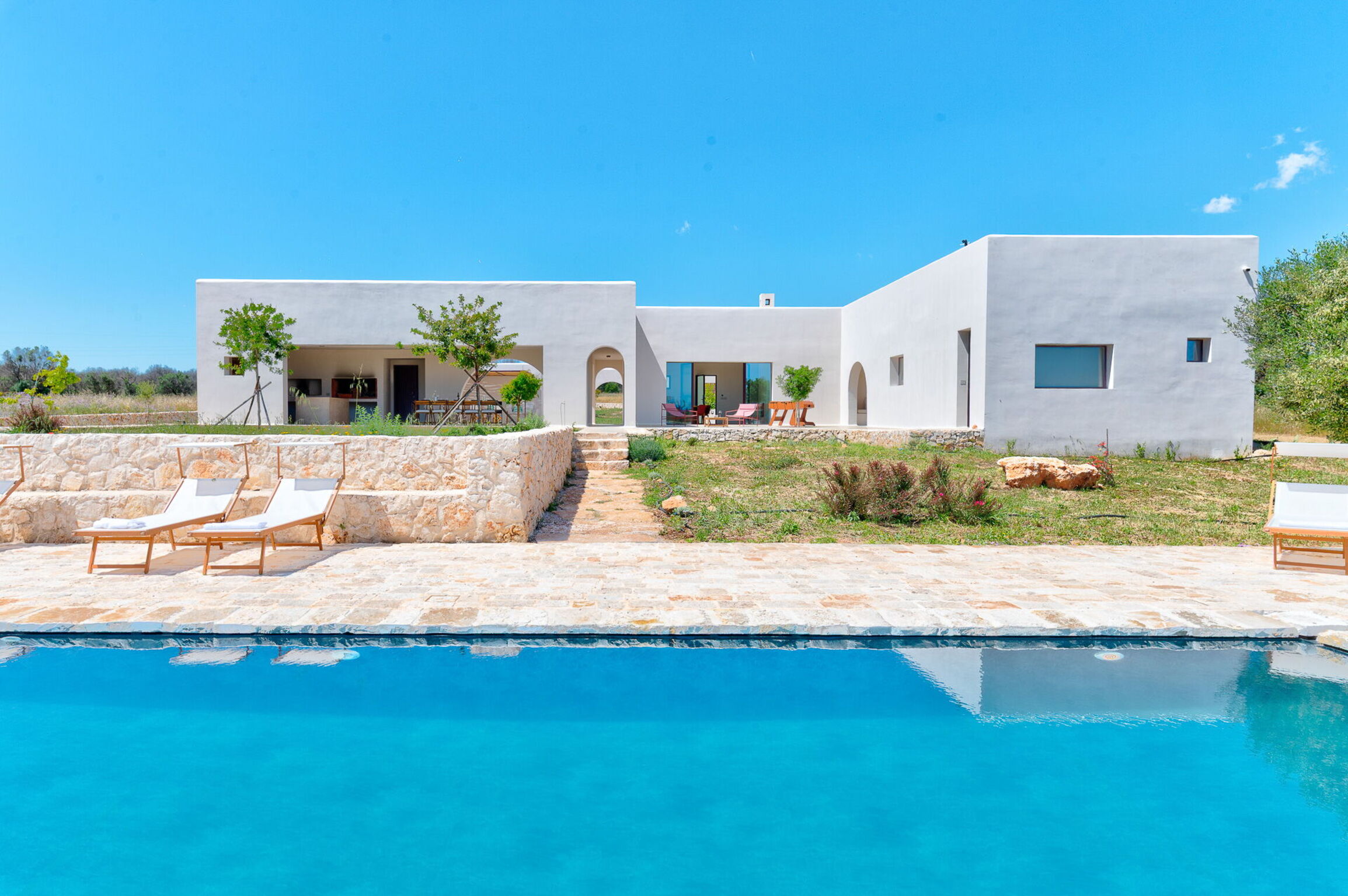 Villa Grecale Lamione Serranova Ostuni: Luxury 4-Bedroom Villa with Infinity Pool and Outdoor Kitchen, Ostuni
