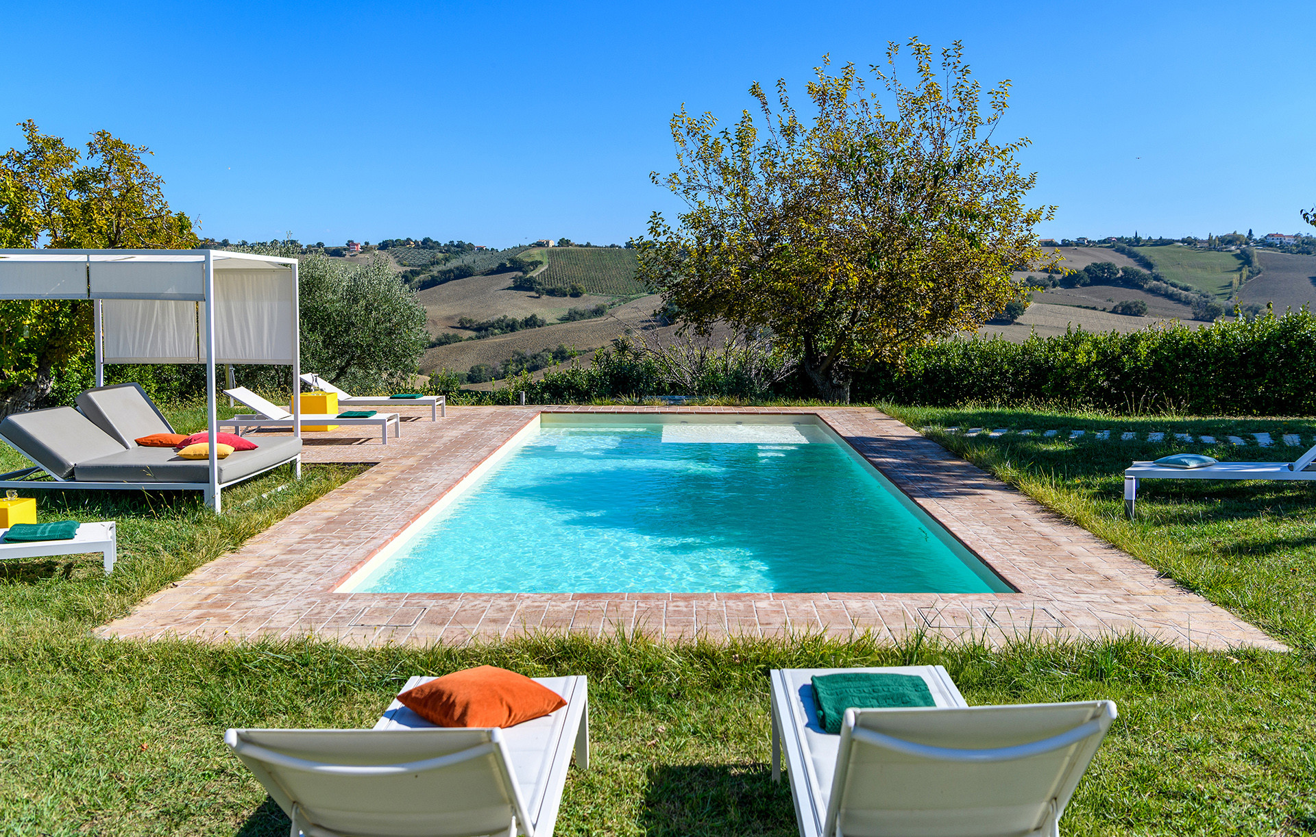 Villa Grecale Poggio Piagge Terre Roveresche: Luxury 4-Bedroom Villa with Hot Tub and Private Parking, Marche Italy