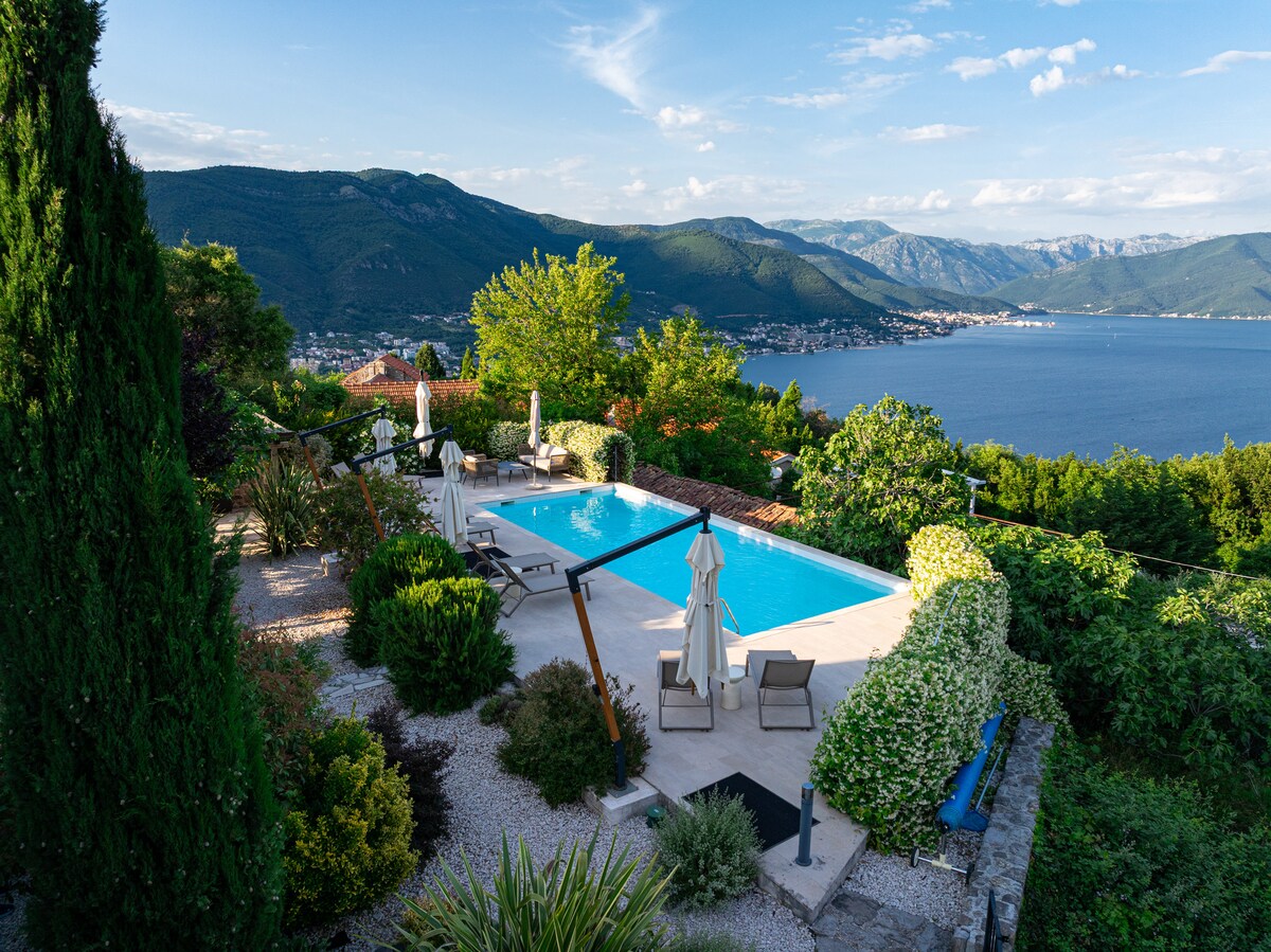 Villa Grecale Prčanj Kotor: Luxury 5-Bedroom Villa with Private Pool and Sea Views, Kotor