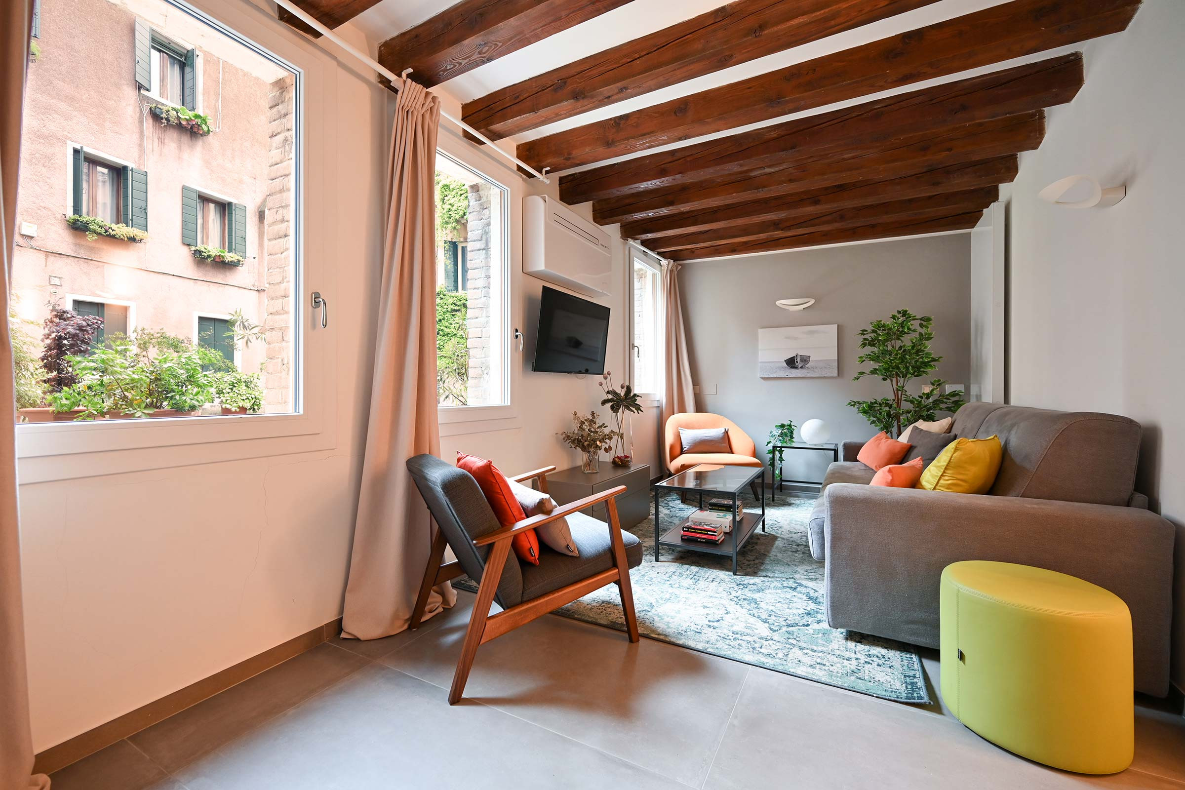 Villa Grecale San Trovaso Venezia: Luxury 2-Bedroom Apartment with Spa and Private Parking in Dorsoduro, Venice