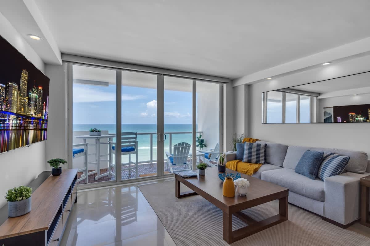 Villa Harmattan Belleair Miami: Luxury 2-Bedroom Apartment with Beachfront Views and Pool, Miami