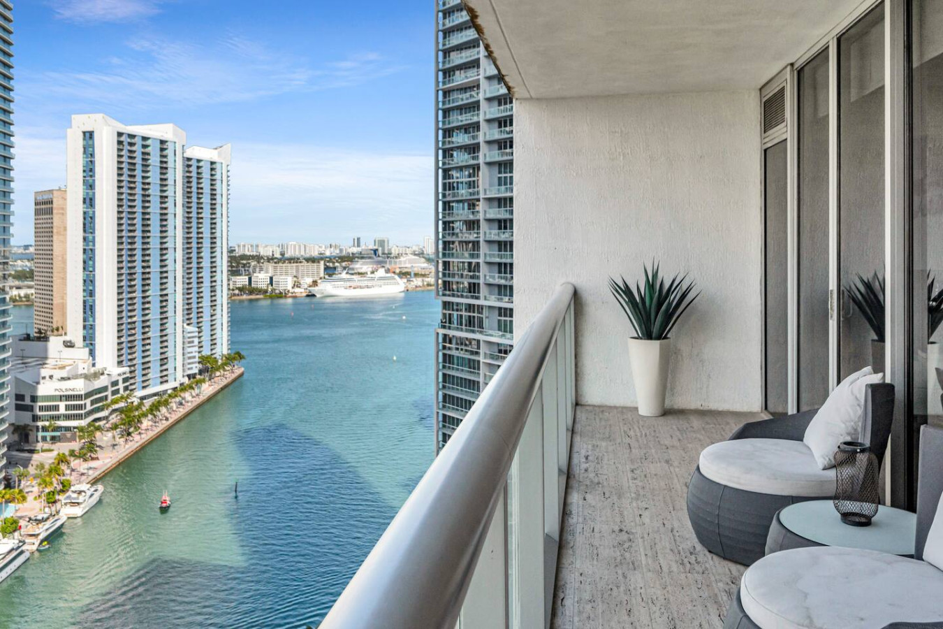 Villa Crepuscolo Overtown Downtown Miami: Luxury 1-Bedroom Apartment with Pool and Seaview, Downtown Miami
