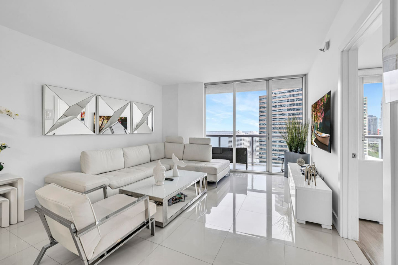 Villa Harmattan Brickell Miami: Luxury 2-Bedroom Apartment with Spa, Pool, and Seaview in Downtown Miami