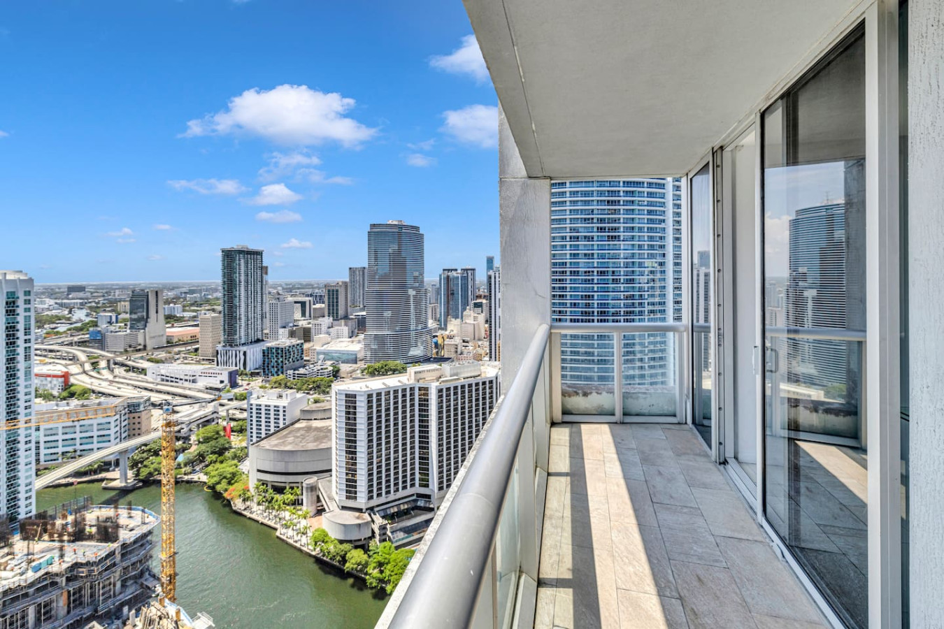 Villa Harmattan Brickell River: Luxury 2-Bedroom Apartment with Hot Tub and Gym, Downtown Miami