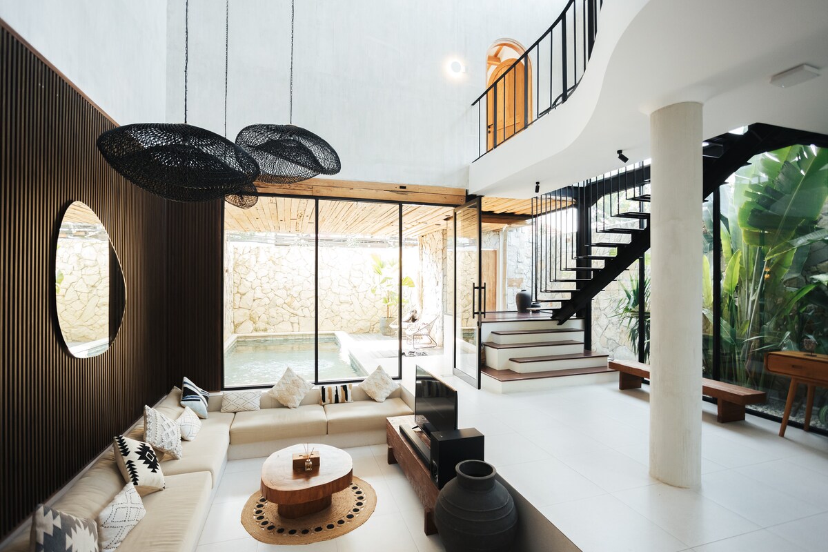 Villa Aurora Uluwatu Bali: Luxury 2-Bedroom Villa with Private Pool and Seaview, Bali