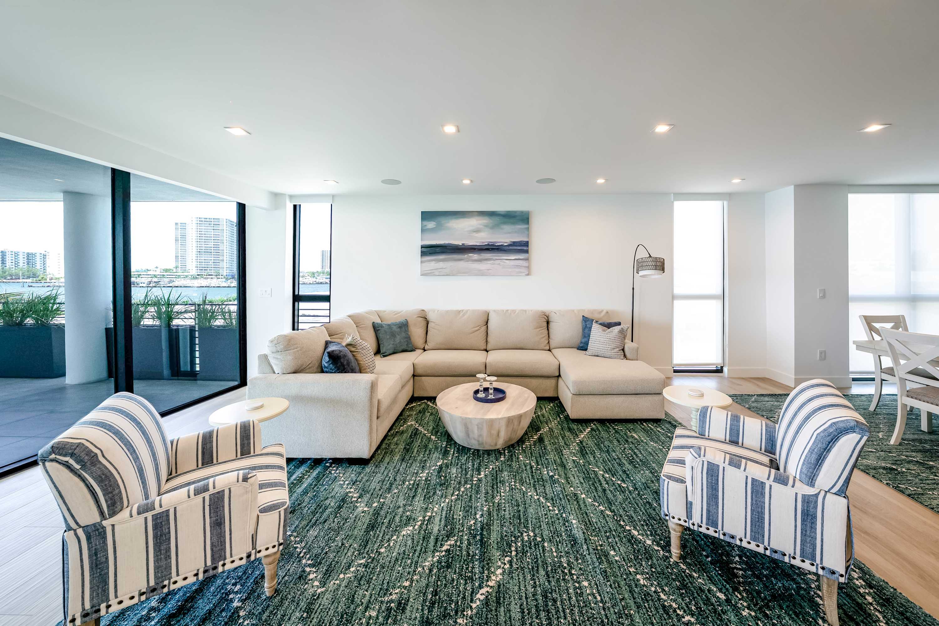 Villa Harmattan Collins Bay Miami Beach: Luxury 3-Bedroom Apartment with Sea Views and Pool, Miami Beach