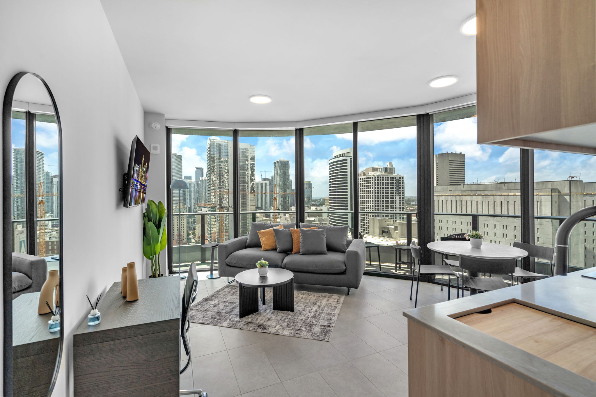 Villa Harmattan Ives Isles Miami: Luxury 2-Bedroom Apartment with Seaview, Hot Tub, and Gym in Downtown Miami
