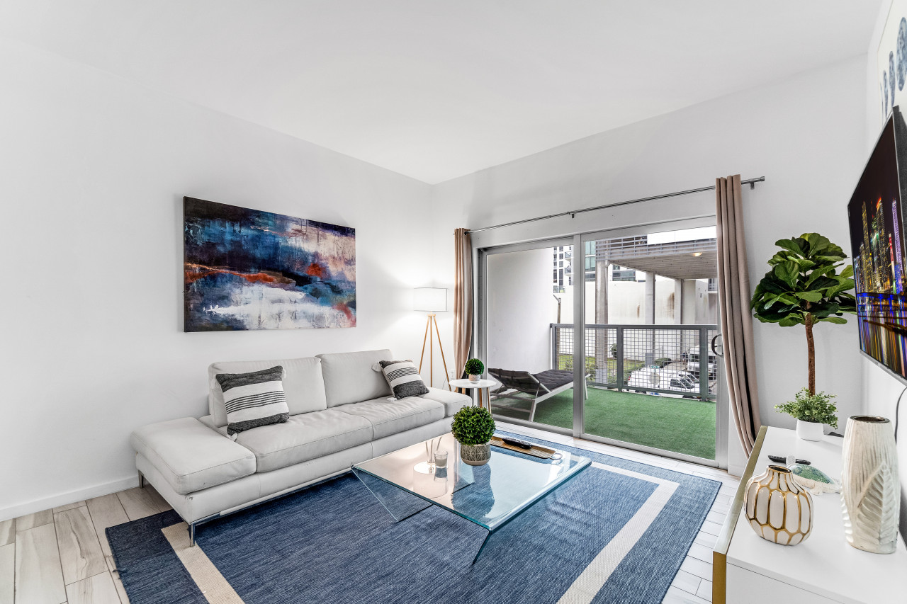 Villa Akra Museum Park Downtown Miami: Luxury 2-Bedroom Villa with Spa and Private Parking, Downtown Miami