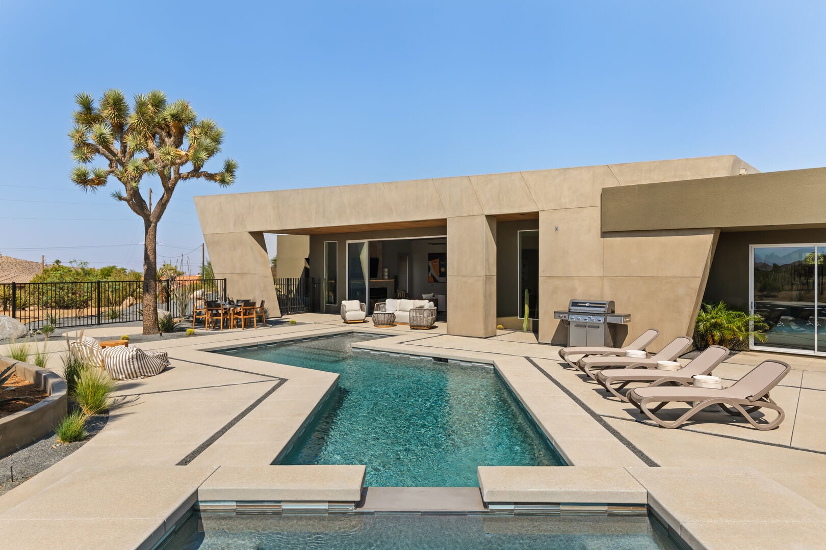 Villa Harmattan Ocotillo Yucca Valley: Luxury 3-Bedroom Villa with Heated Pool and Hot Tub, Yucca Valley