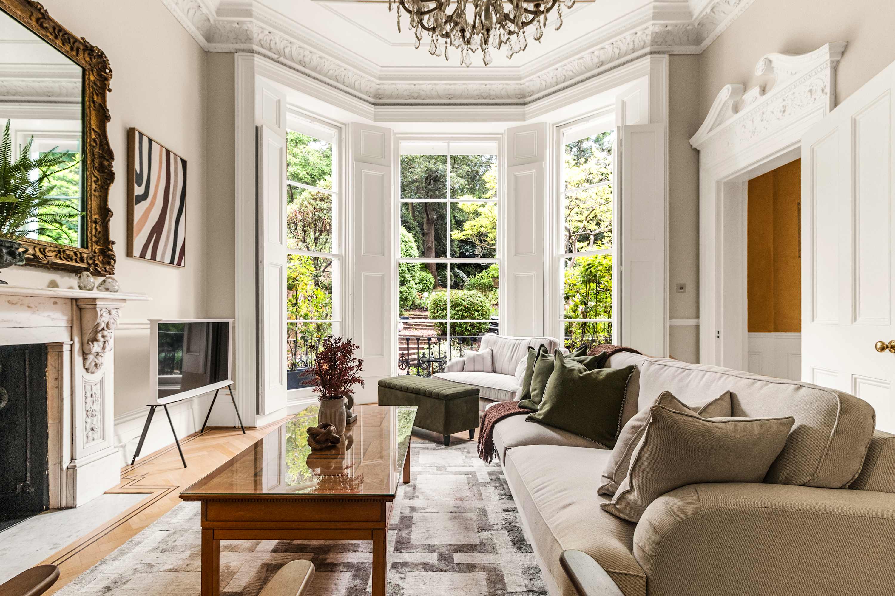 Villa Helm Caenwood Holland Park: Luxury 4-Bedroom Apartment with Spa and Private Parking, Holland Park London