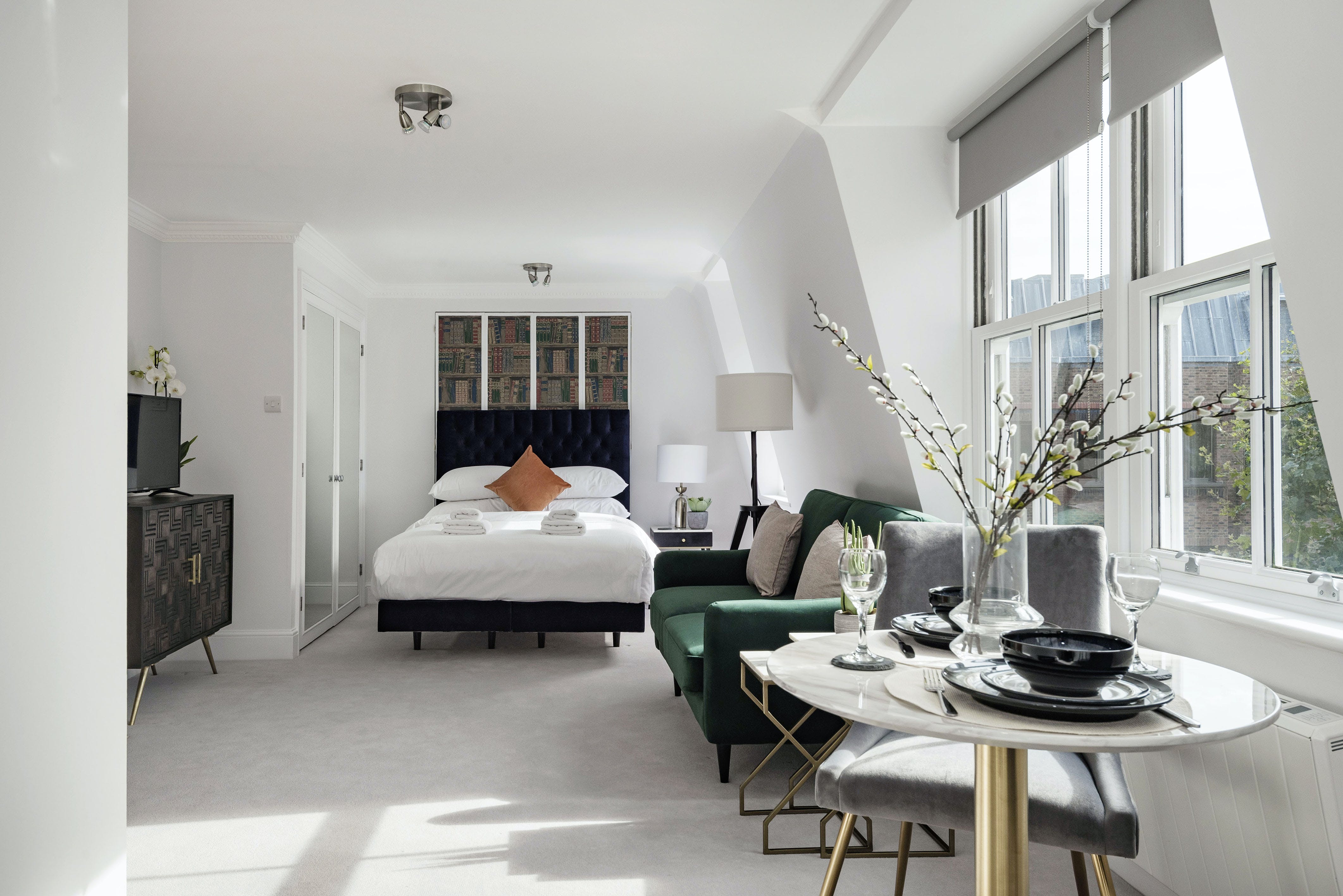 Villa Helm Caxton Belgravia 42920: Luxury 1-Bedroom Apartment with Spa and Family-Friendly Features, Belgravia London
