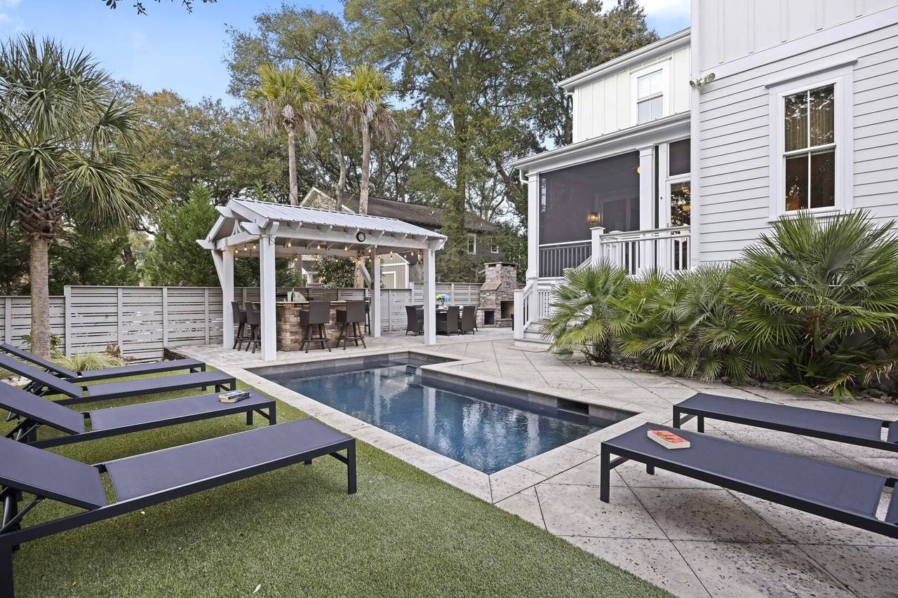 Villa Helm Chrysos Seaside Charleston: Luxury 6-Bedroom Villa with Pool and Tennis Court, Charleston