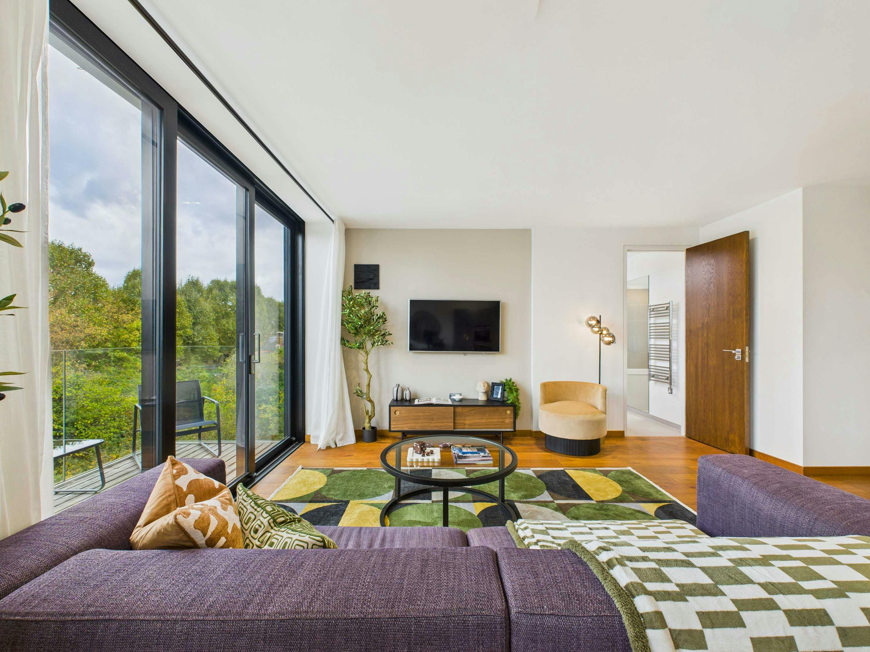Villa Helm Frazer Camden: Luxury 2-Bedroom Apartment with Balcony and Family Features, Camden Town London