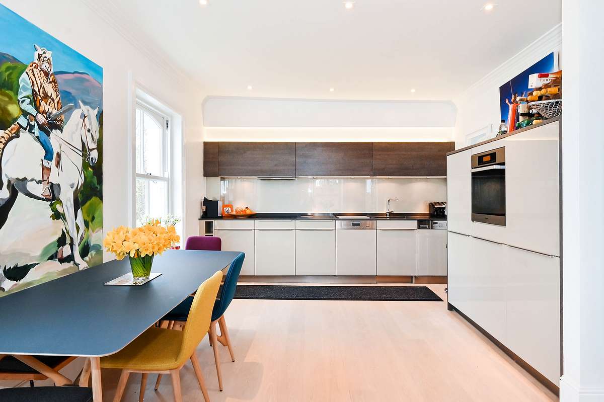 Villa Helm Galsworthy Putney: Luxury 2-Bedroom Apartment with Private Parking and Spa, Putney London