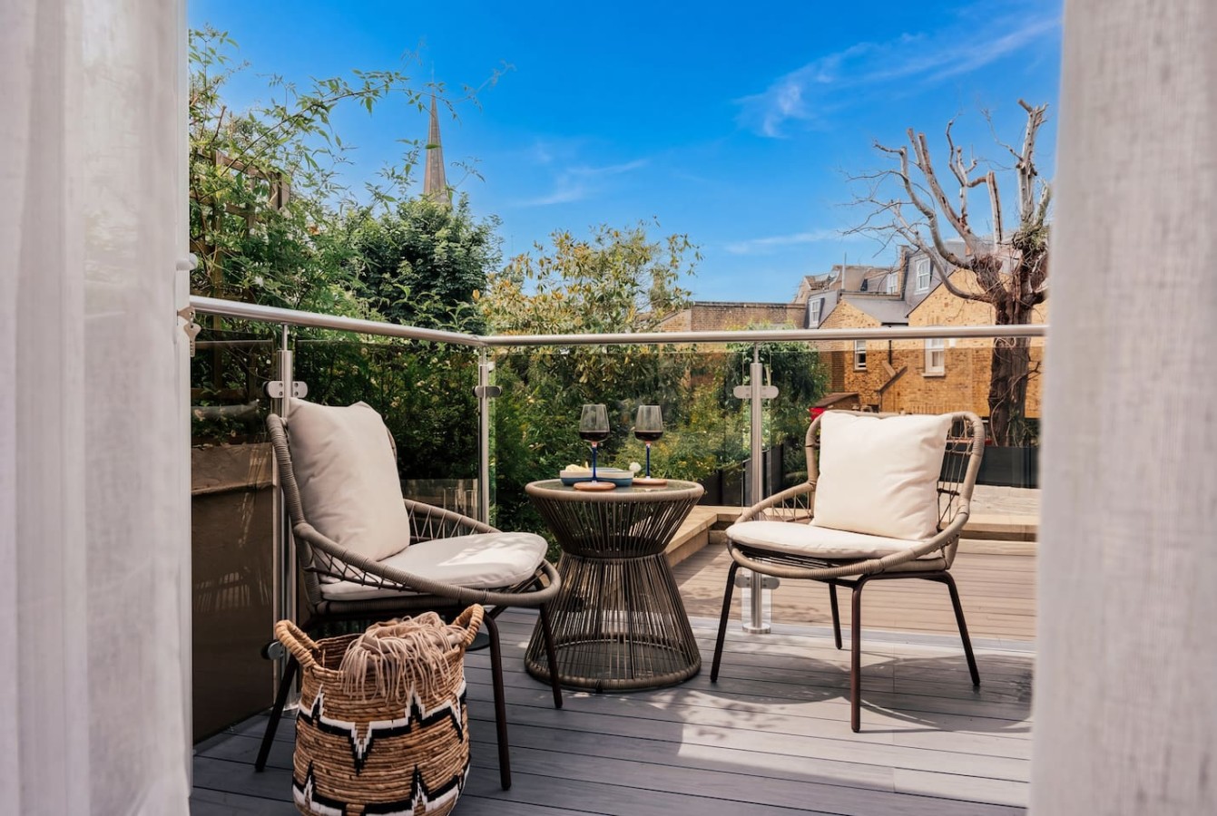Villa Helm Gaultier Fulham: Luxury 4-Bedroom Apartment with Spa and Private Parking, Fulham London