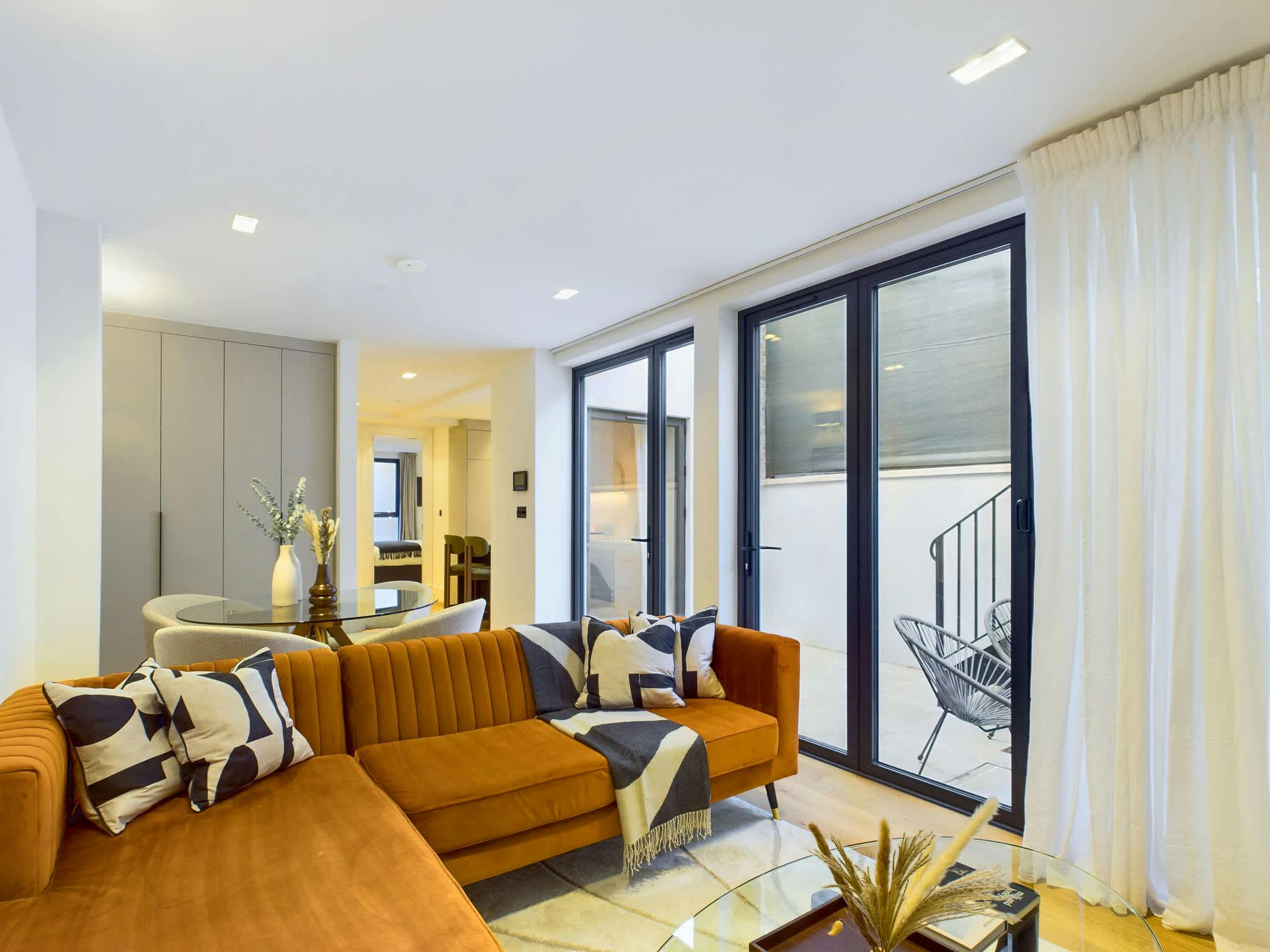 Villa Helm Gibbons Maida Vale: Luxury 2-Bedroom Apartment with Spa and Private Patio, Maida Vale London