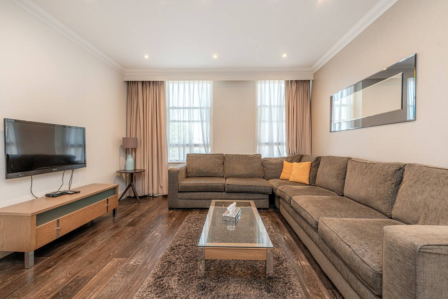 Villa Helm Hawker South Kensington: Luxury 2-Bedroom Apartment with Spa and Family Amenities, South Kensington