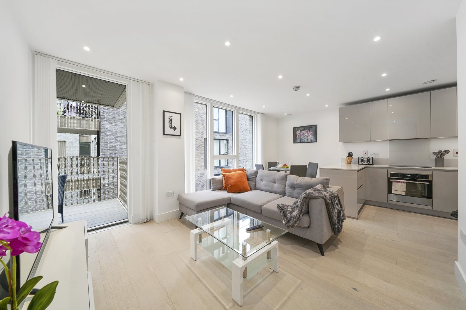 Villa Helm Hawley Camden 48258: Luxury 2-Bedroom Apartment with Spa and Private Parking, Camden Town