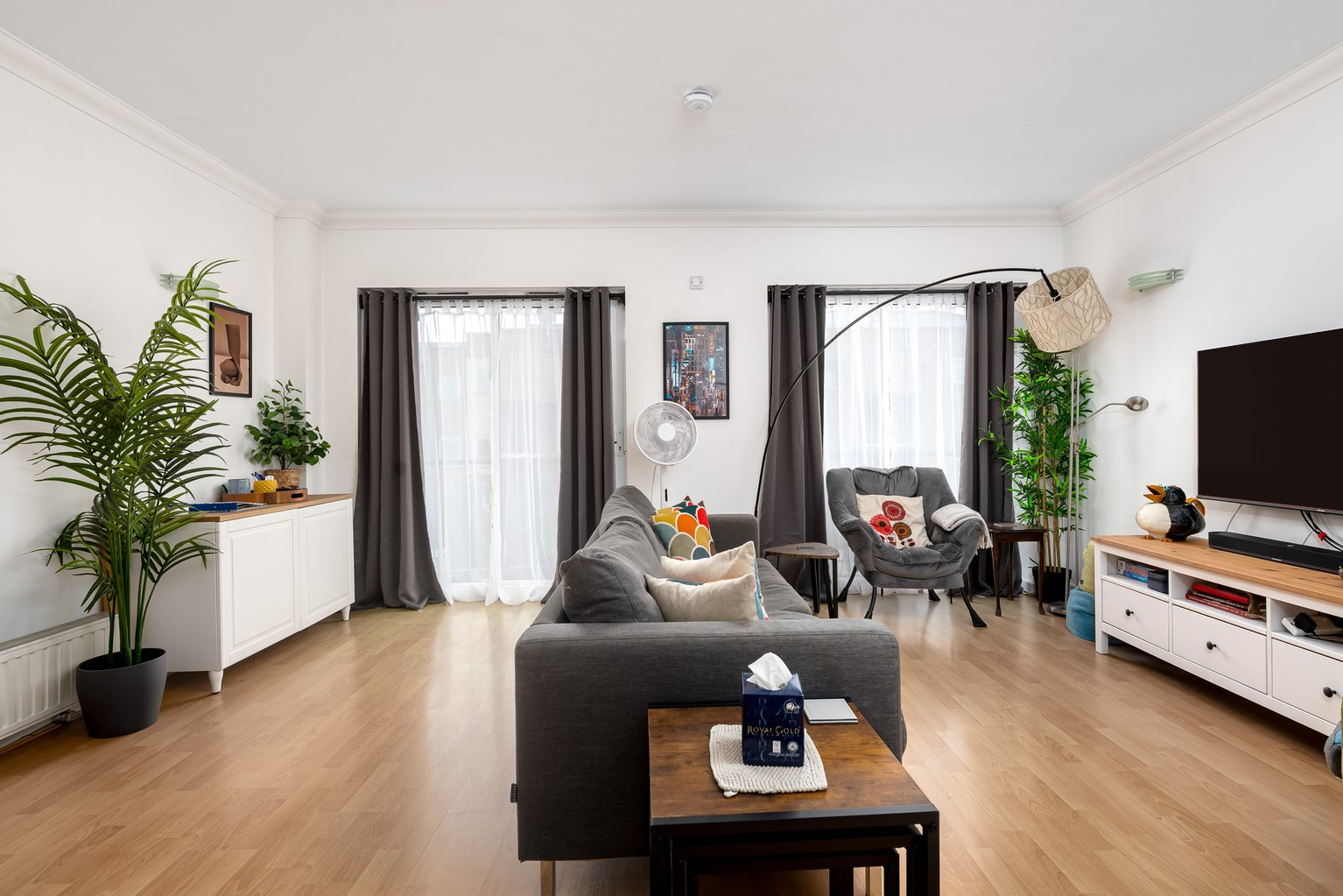 Villa Helm Hawley Shoreditch: Luxury 2-Bedroom Apartment with Private Balcony and Garden Access, Brick Lane London