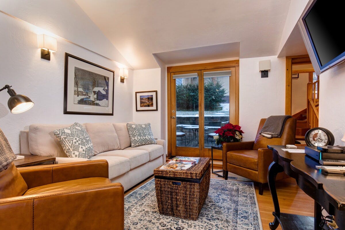 Villa Helm Pringle Park City: Luxury 2-Bedroom Villa with Hot Tub and Ski Access, Park City