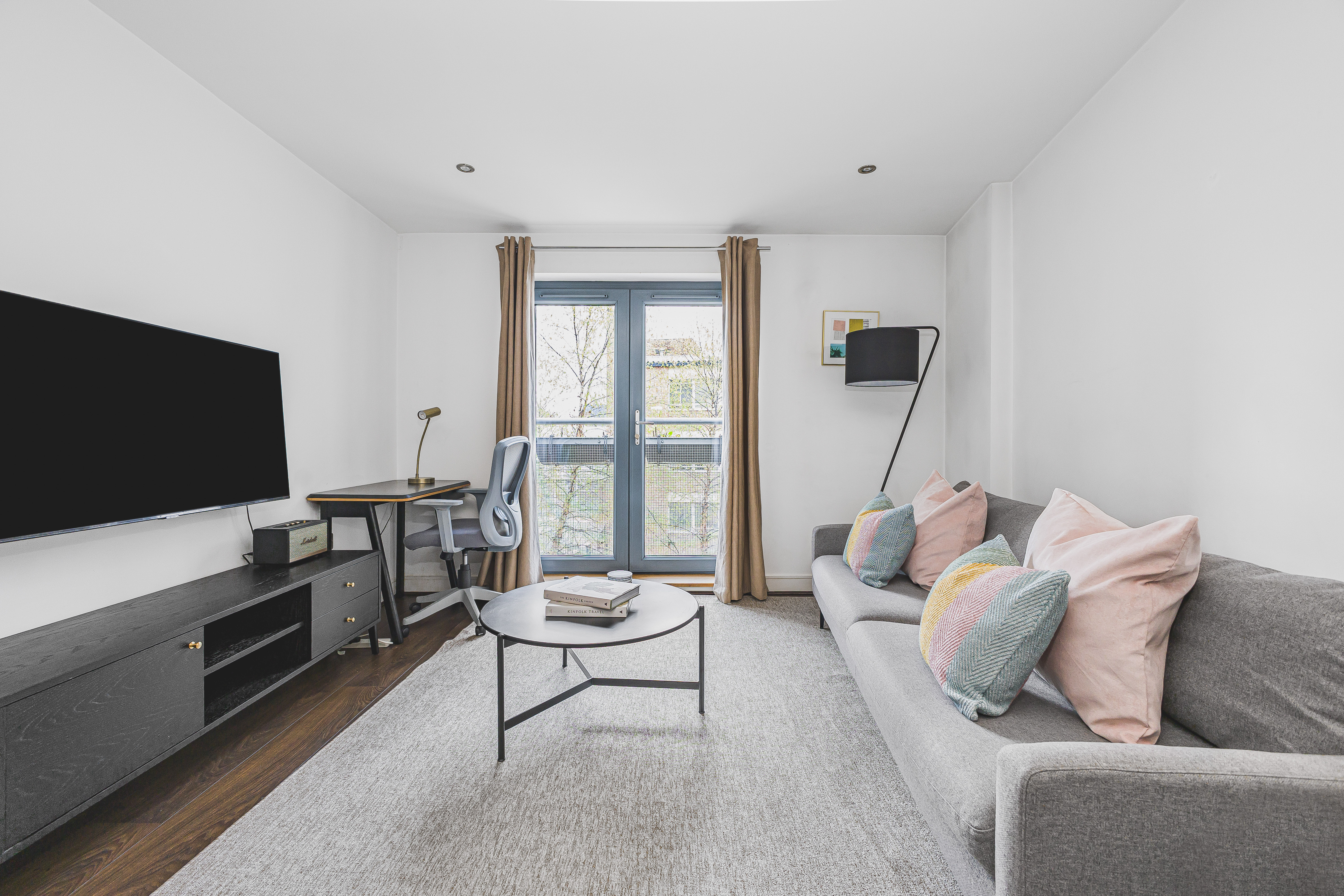 Villa Helm Rowan Aldgate: Luxury 2-Bedroom Apartment with Spa and Air-Con in Brick Lane, London