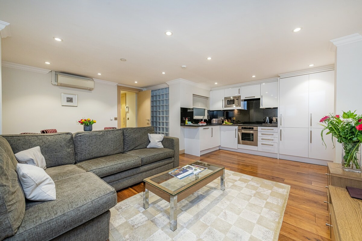 Villa Helm Rowan Knightsbridge 1461964: Luxury 1-Bedroom Apartment with Hot Tub and Private Parking, Knightsbridge