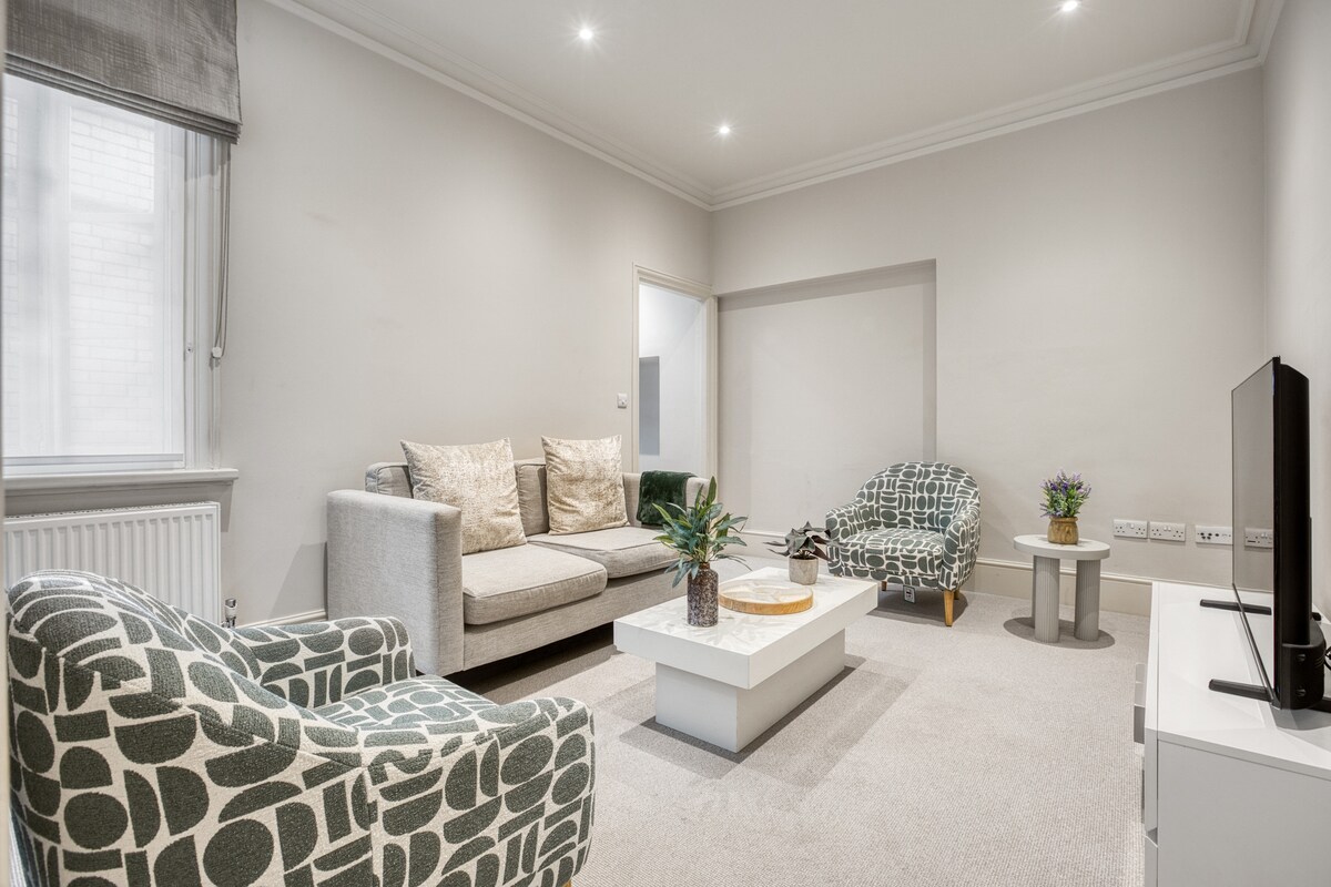 Villa Helm Rowan Mayfair: Luxury 1-Bedroom Apartment with Spa and Air-Con, Mayfair London
