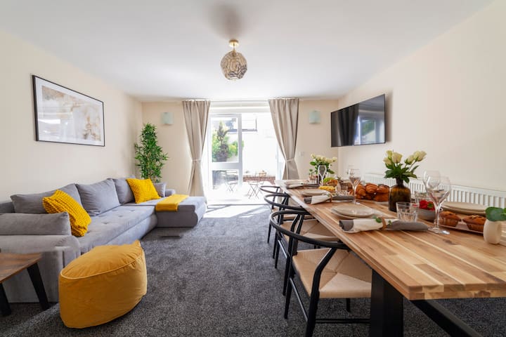 Villa Helm Rowan Stratford: Luxury 3-Bedroom Apartment with Private Parking, Stratford London