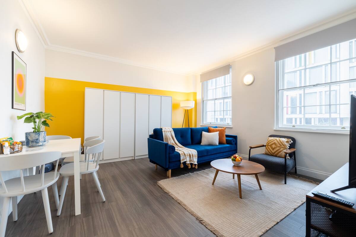 Villa Helm Rowan Victoria: Luxury 1-Bedroom Apartment with Spa and Balcony, Victoria London