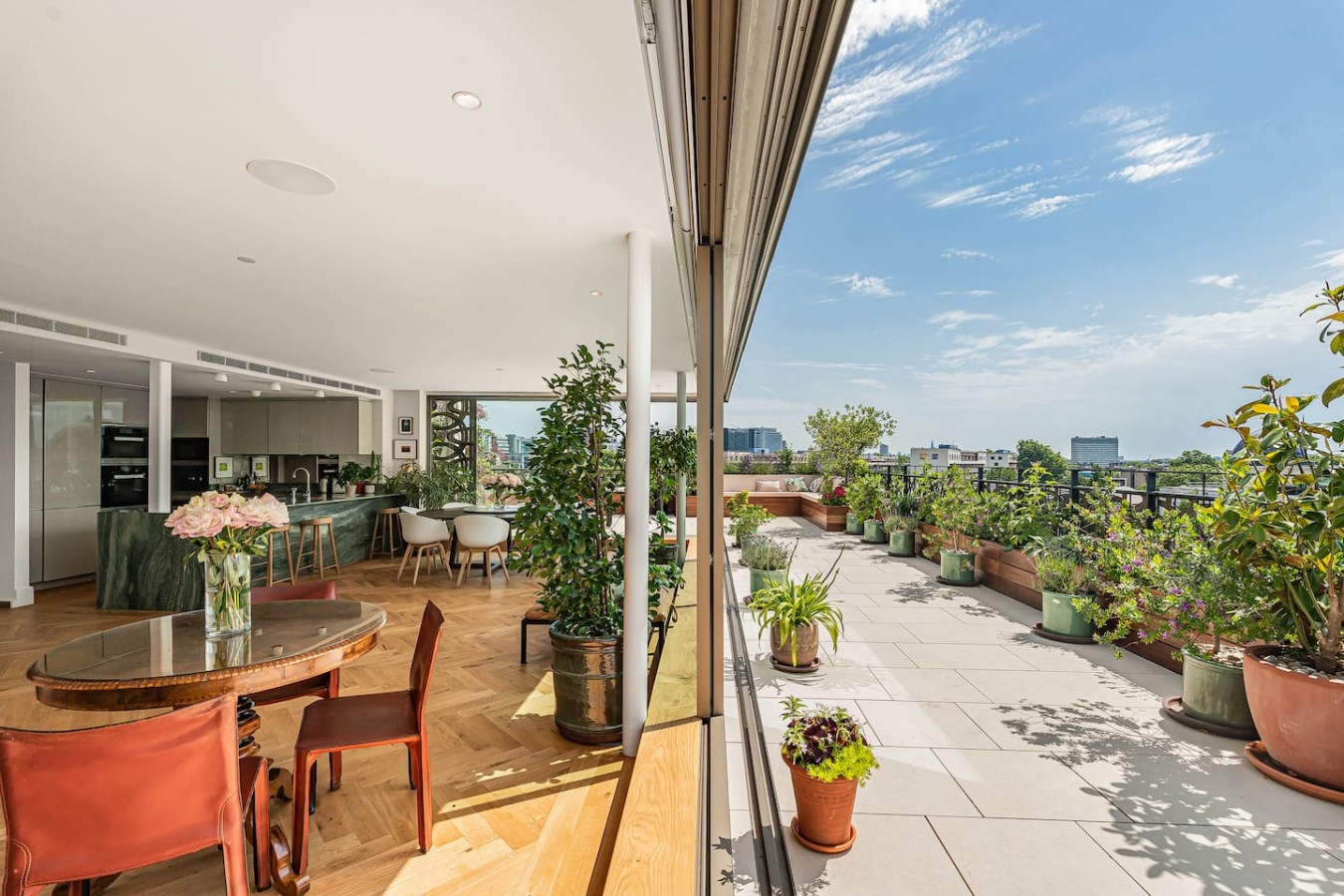 Villa Helm Rowton Bayswater: Luxury 3-Bedroom Apartment with Private Spa and Parking, Bayswater London