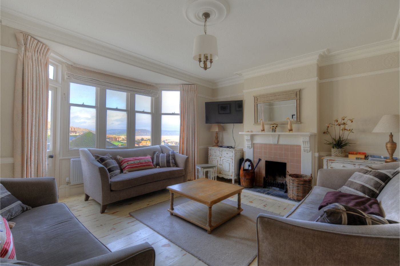 Villa Helm Safran Wareham: Luxury 4-Bedroom Apartment with Sea Views and Private Parking, Lyme Regis Dorset