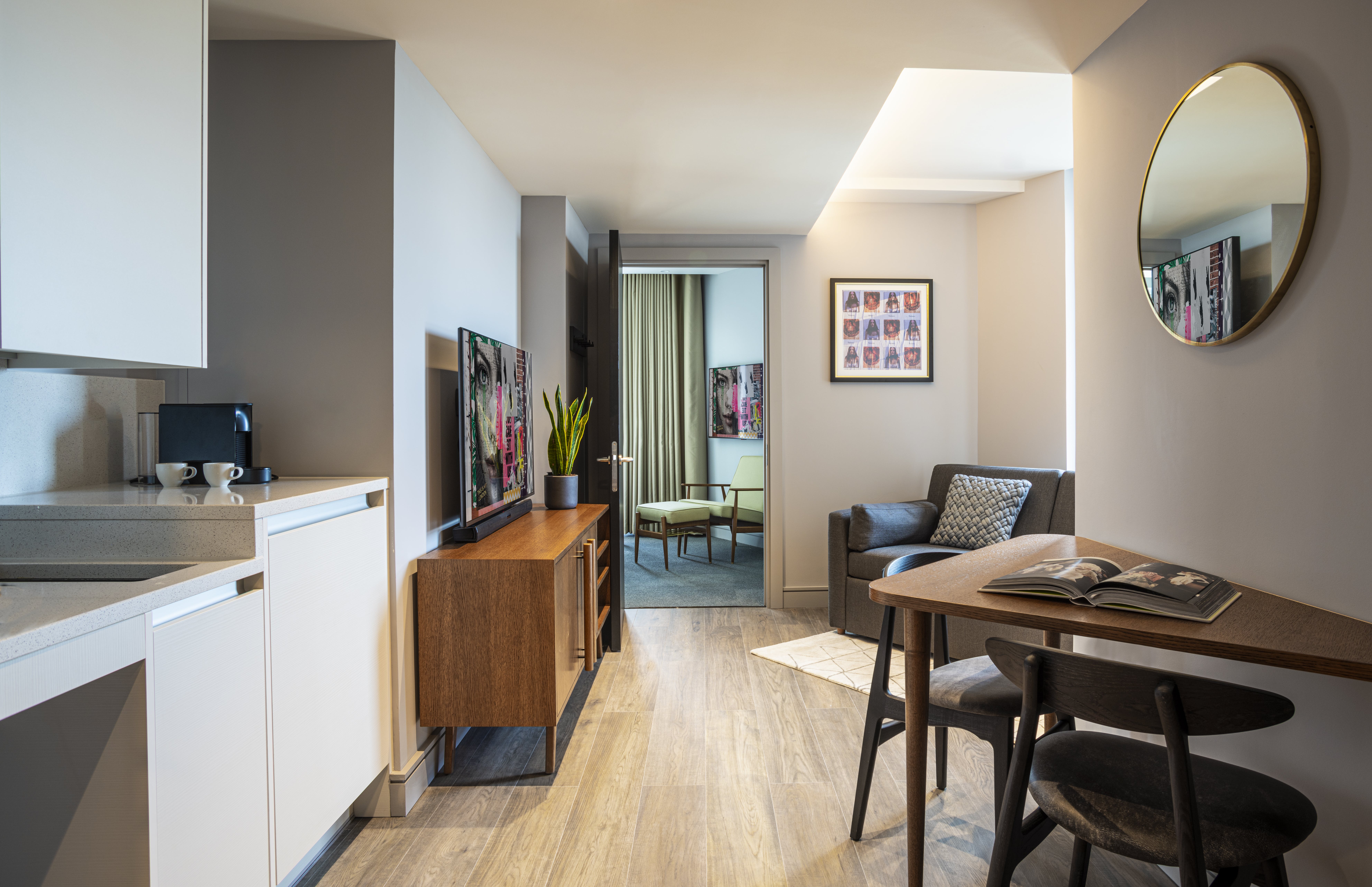 Villa Helm Trinity Wapping: Luxury 1-Bedroom Apartment with Accessible Wetroom and Gym in Wapping London