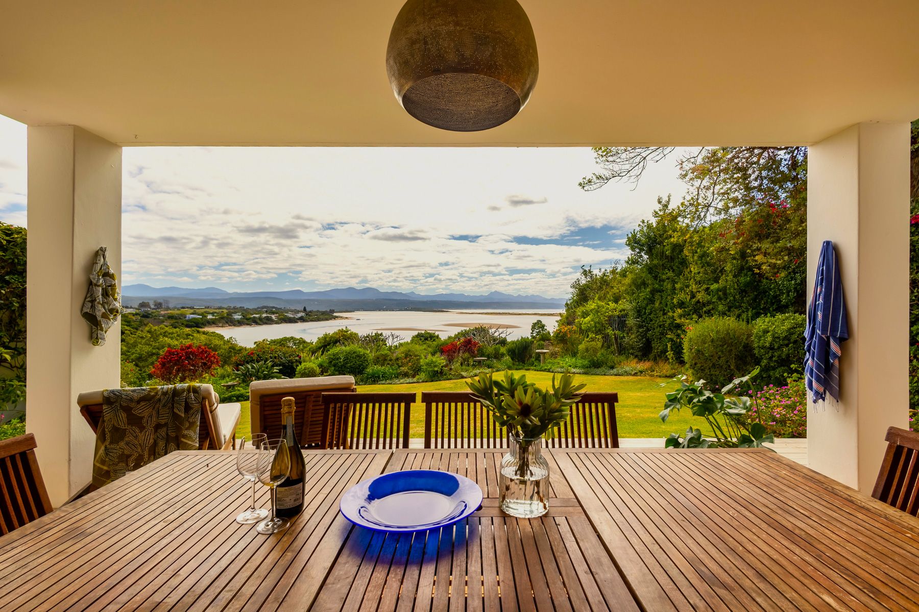 Villa Ilanga Busisiwe Johannesburg: 4-Bedroom Lagoon-View Retreat with Spa in Plettenberg Bay, S