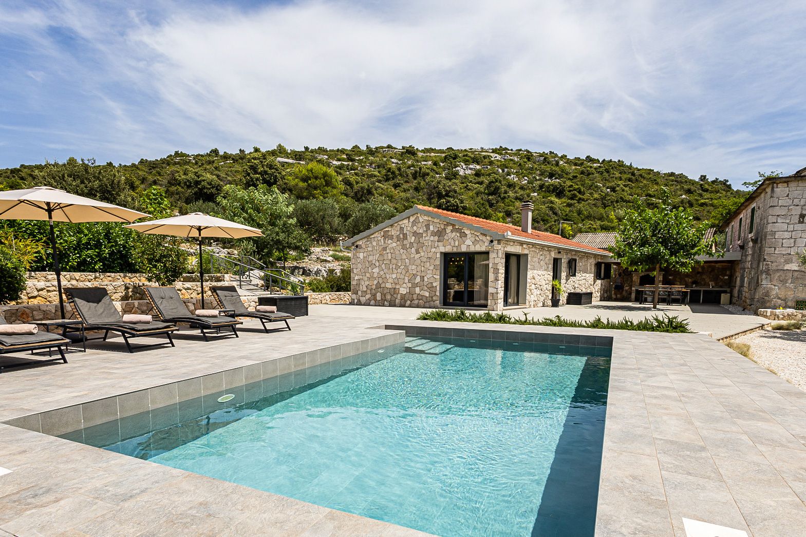 Villa Jadranka Čiovo Trogir: 2-Bedroom Villa with Heated Pool, Spa & Tennis Court near Tr