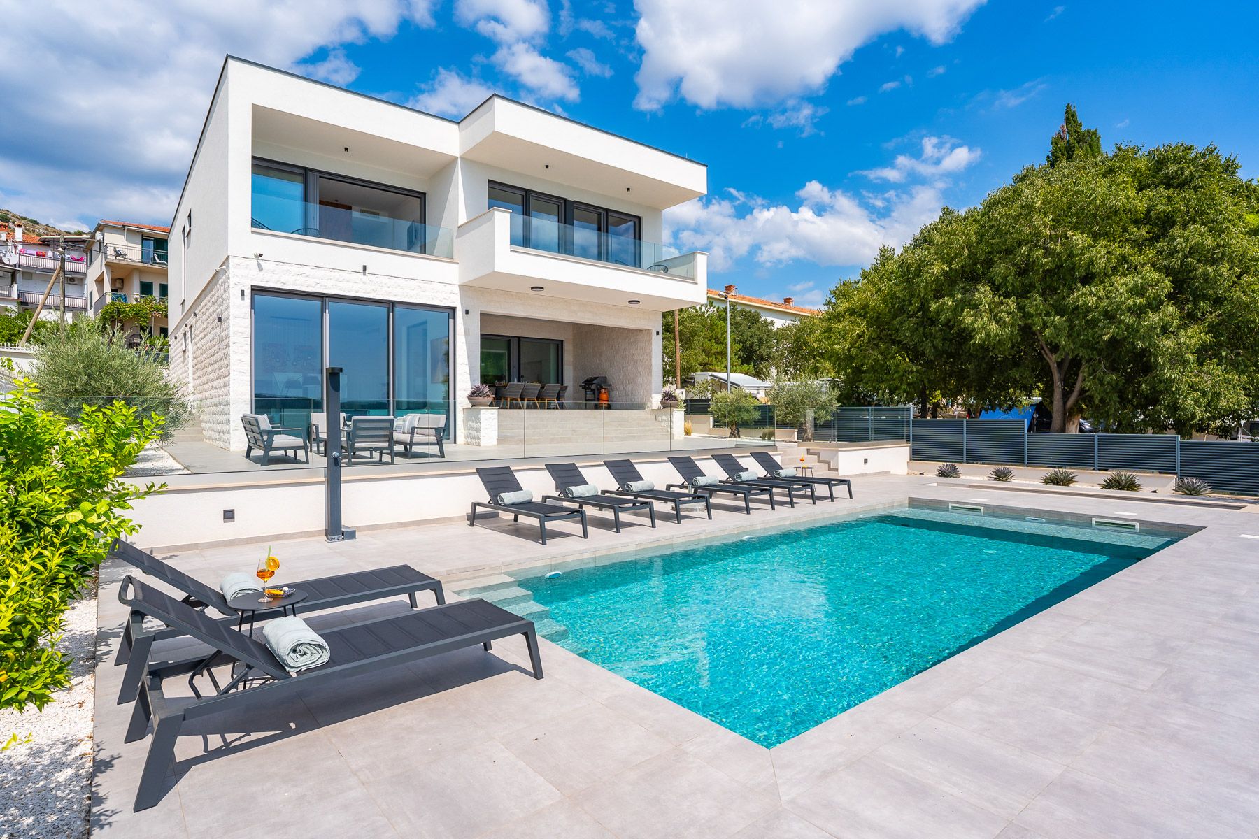 Villa Jadranski Čiovo Trogir: 4-Bedroom Beachfront Villa with Heated Pool and Sea Views in