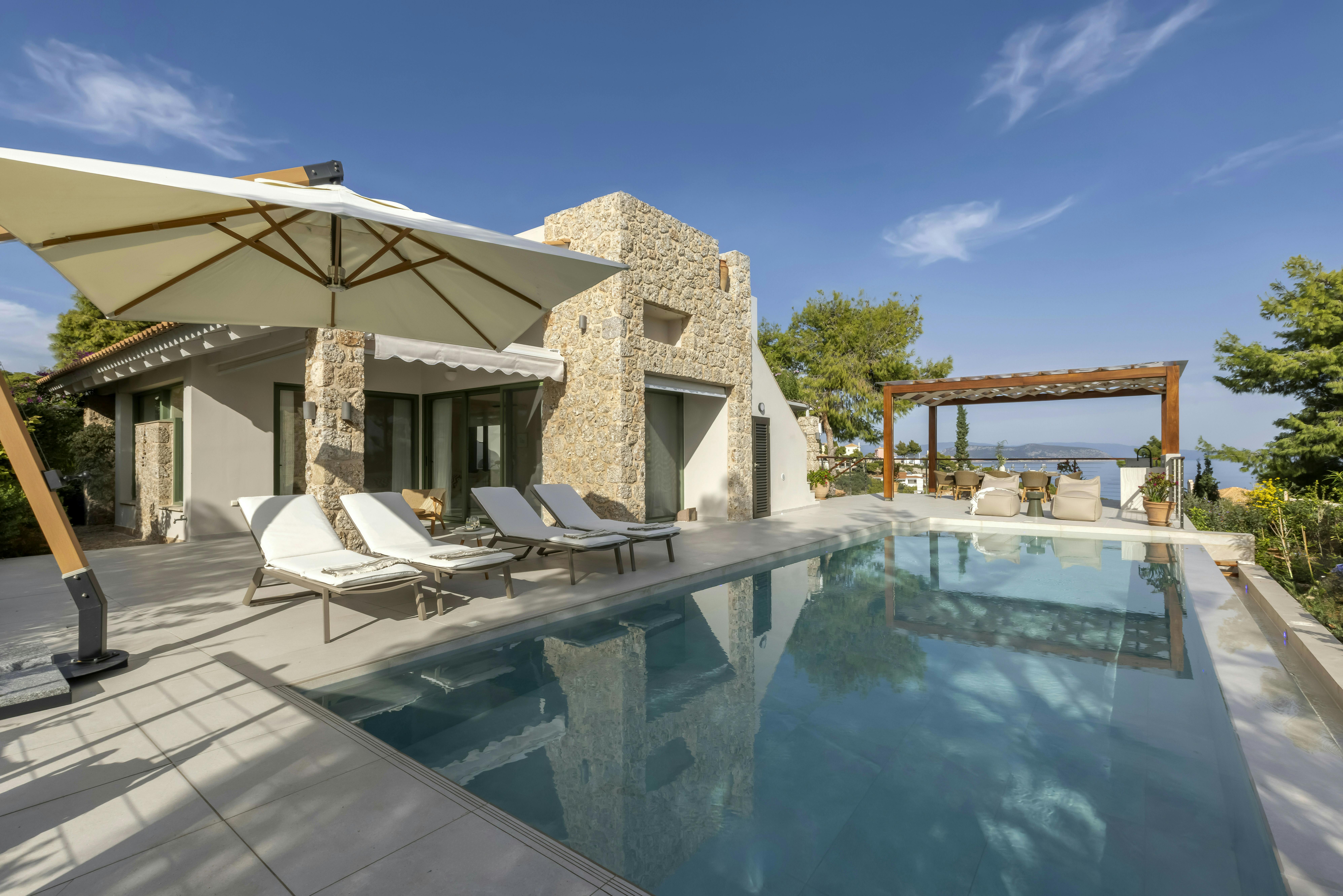 Villa Kokkinos Agios Stefanos: Luxury 4-Bedroom Villa with Infinity Pool and Sea Views, Argolis