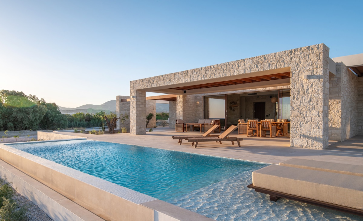 Villa Kokkinos Vainia Ierapetra: Luxury 2-Bedroom Villa with Private Pool and Sea Views, Ierapetra Crete