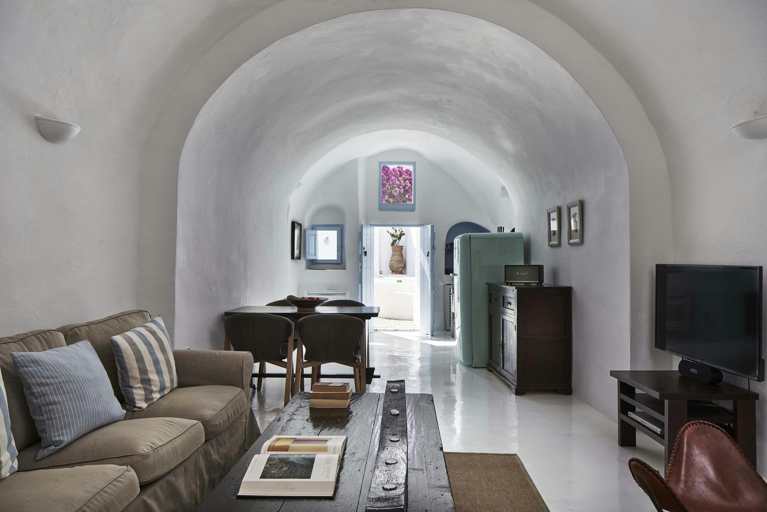 Villa Kokkinos Vourvoulos Santorini: Luxury 2-Bedroom Villa with Hot Tub and Sea Views, Santorini