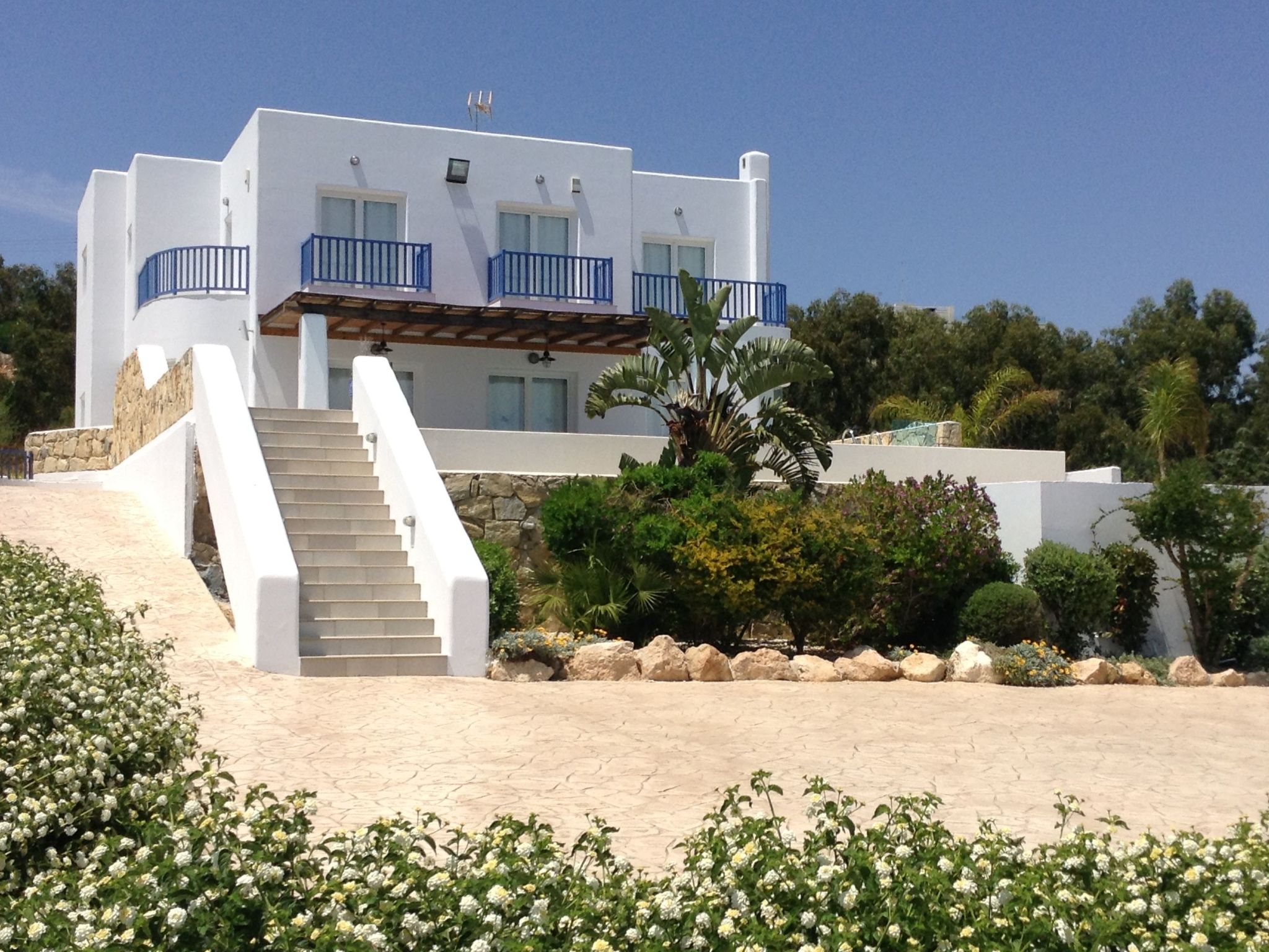 Villa Konaros Protaras: Spacious 5-Bedroom Detached Villa with Infinity Pool Near Konnos Bay in Protaras