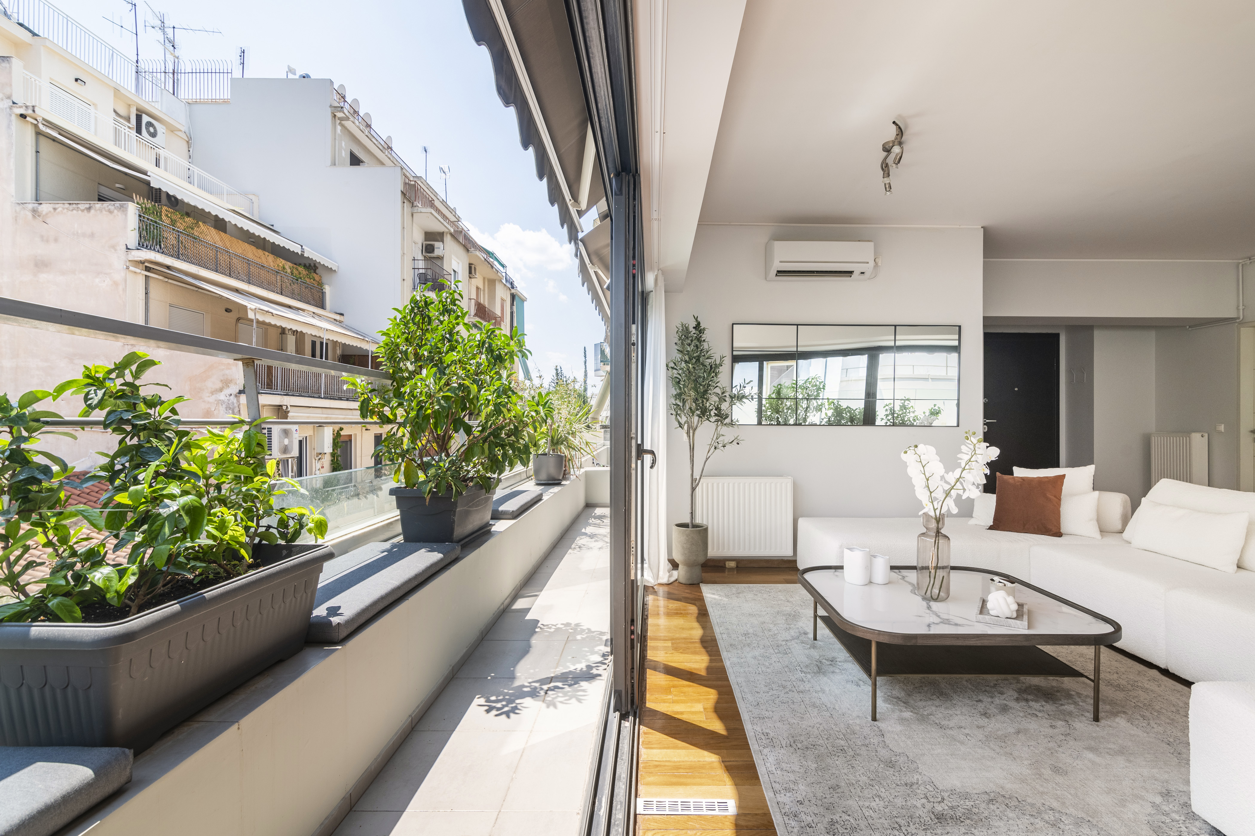 Villa Kyanos Exedra Filopappou Athens: Luxury 2-Bedroom Apartment with Spa and Private Parking, Athens