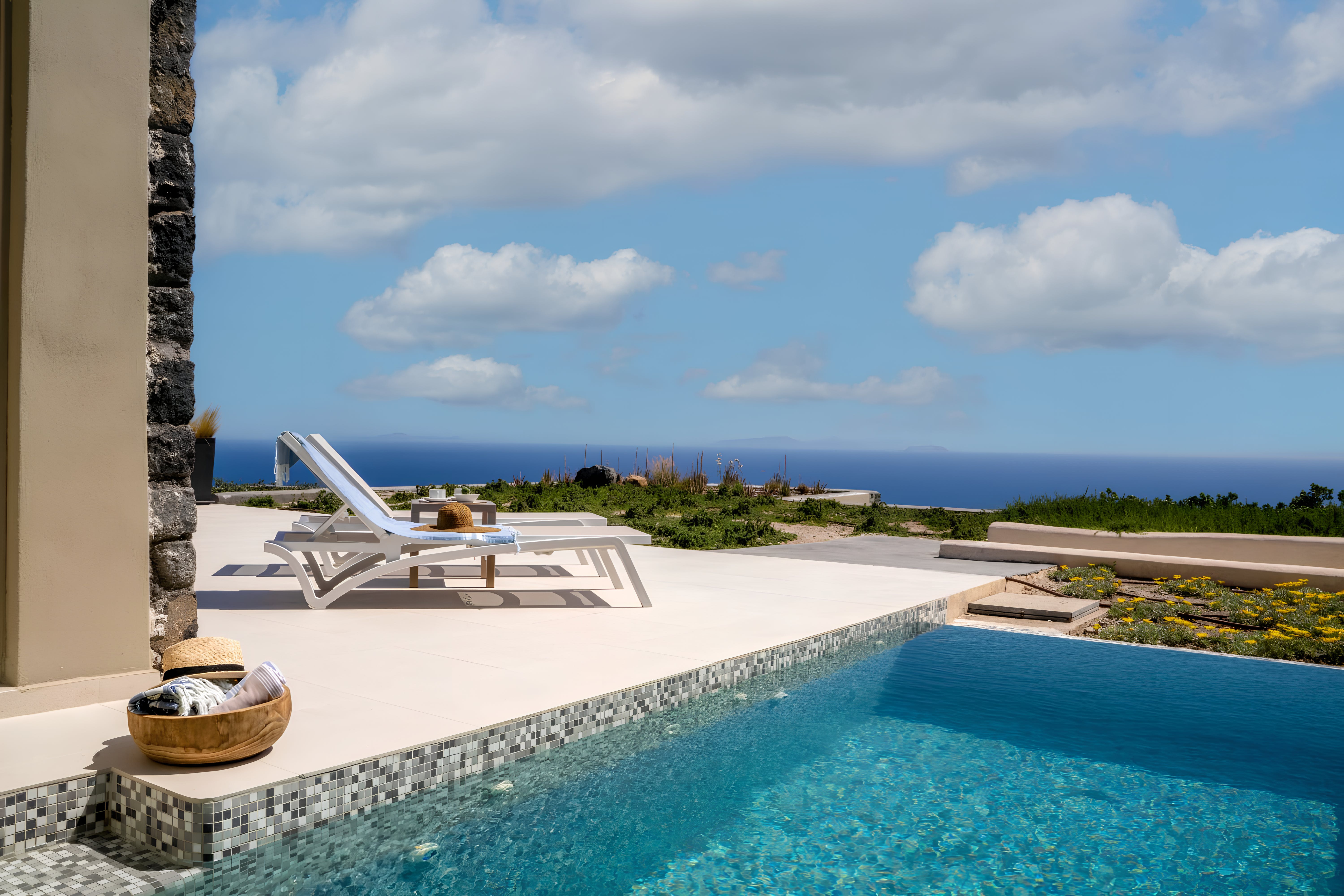 Villa Kyanos Exo Gialos Santorini: Luxury 1-Bedroom Apartment with Hot Tub and Sea Views, Santorini