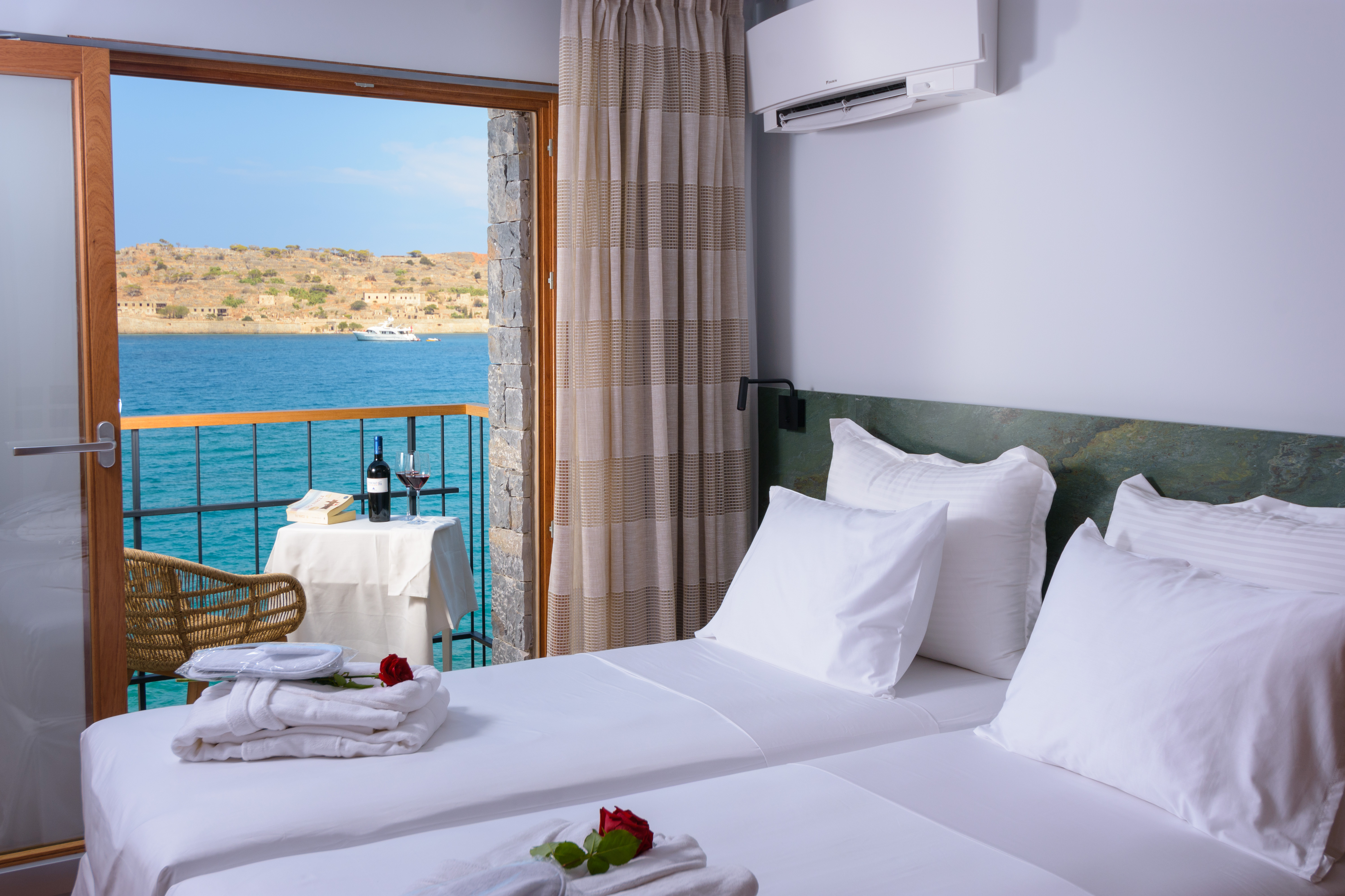 Villa Kyanos Kolokitha Plaka: Luxury 2-Bedroom Apartment with Hot Tub and Sea Views, Plaka Crete