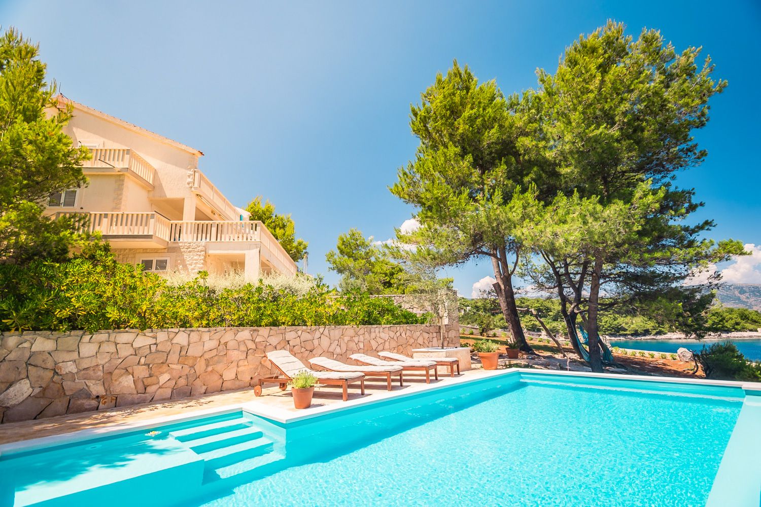 Villa Lavanda Pitve Vrboska: 4-Bedroom Seafront Villa with Heated Pool and Private Moorin