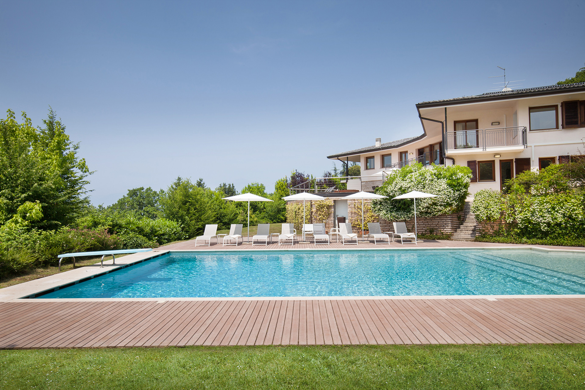 Villa Levante Albarè Verona: Luxury 4-Bedroom Villa with Private Spa and Parking, Verona