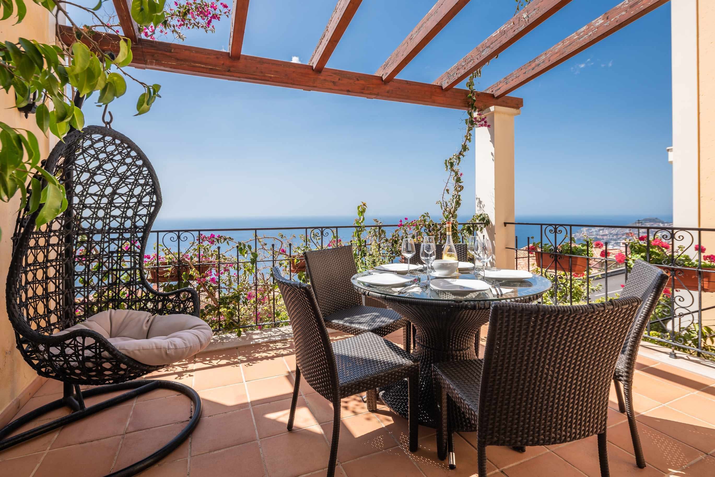 Villa Levante Alegria São Martinho Funchal: Luxury 3-Bedroom Villa with Hot Tub and Sea Views, Funchal