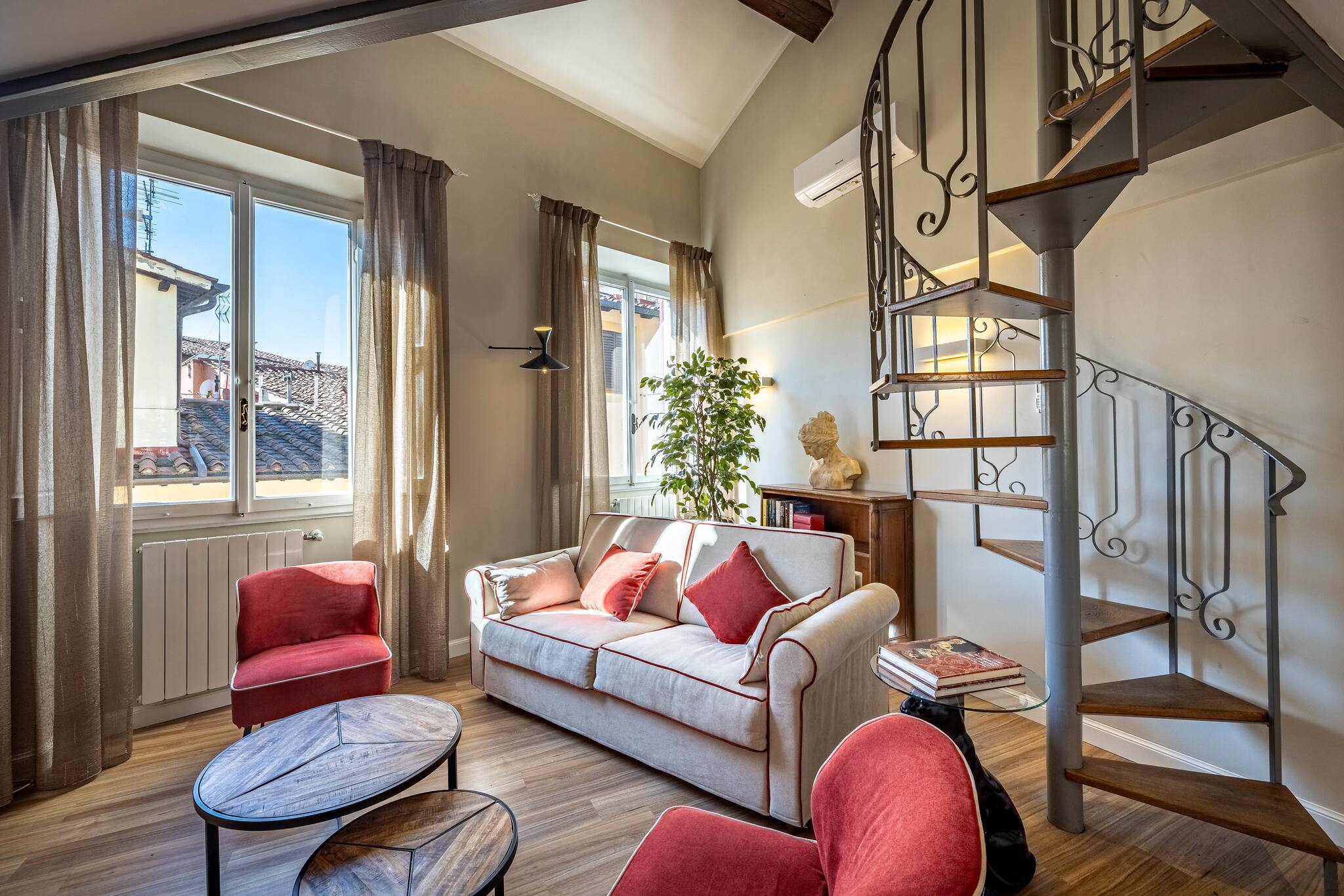 Villa Levante Belvedere Santa Croce: Luxury 2-Bedroom Apartment with Terrace and Sauna, Florence Santa Croce